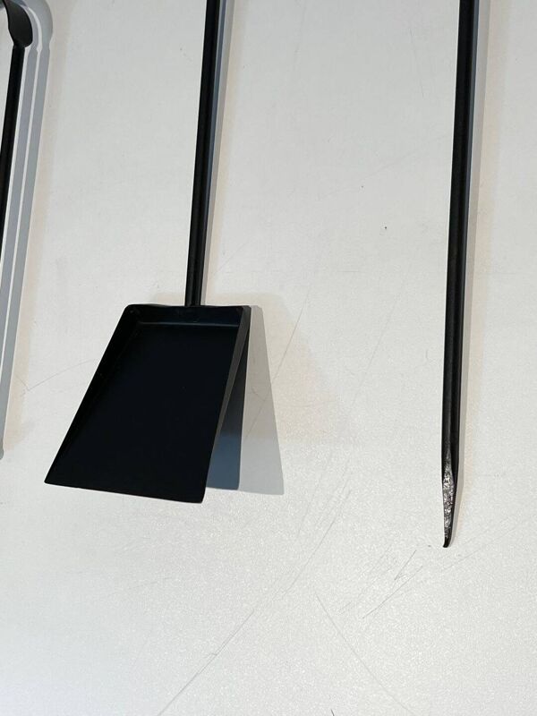 Nécessaire de Feu Design en Métal Laqué Noir et Laiton Poli. France. Vers 1