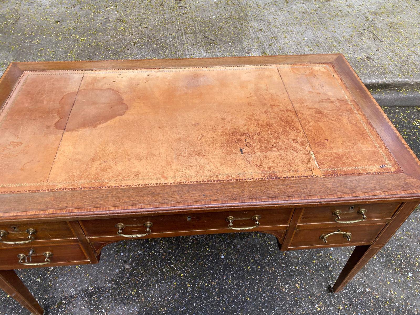 Bureau Louis XVI en bois  et cuir du 19ème