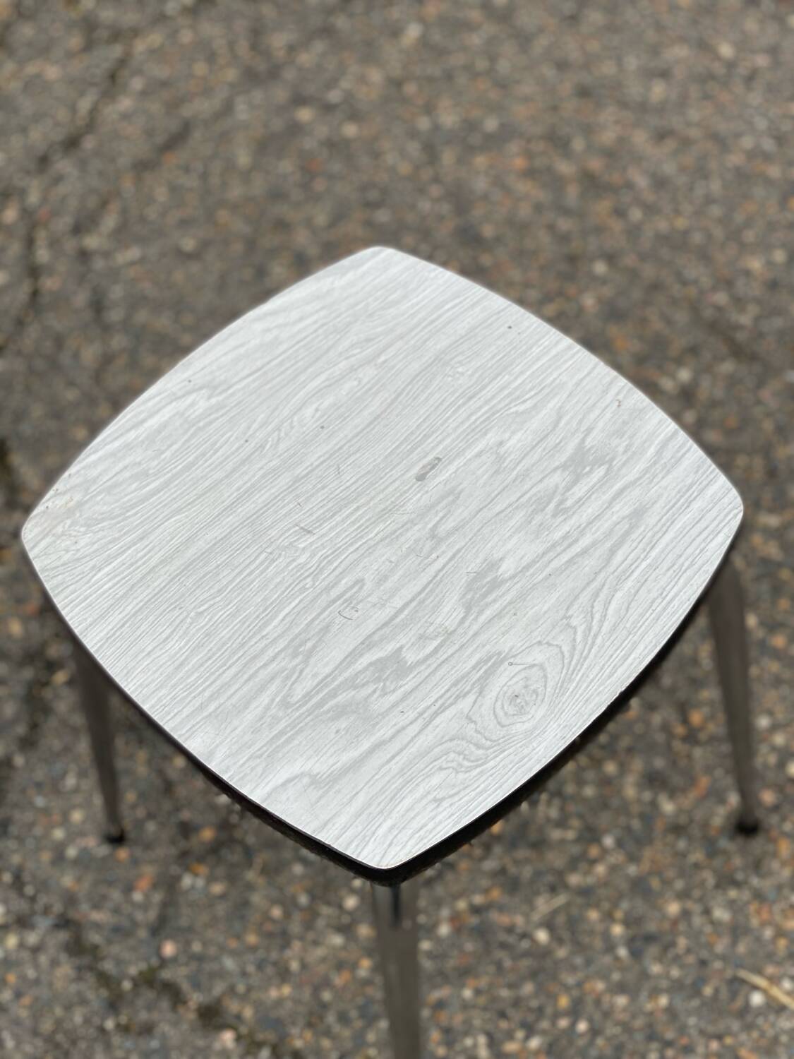 Tabouret acier et Formica blanc et gris