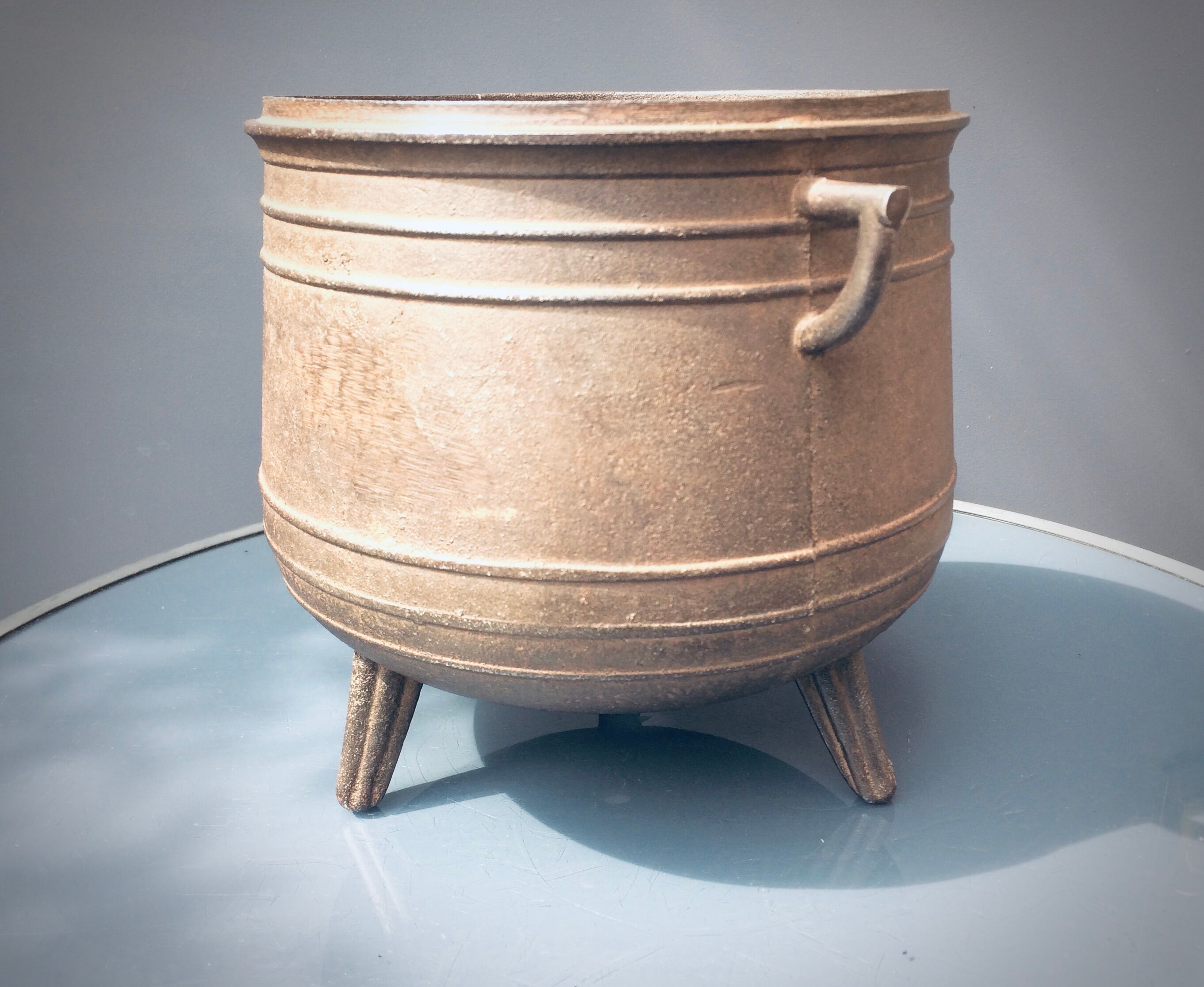 Cast-foot and cast-iron cauldron