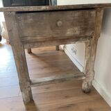 Table de campagne de caractère en bois blanc patiné