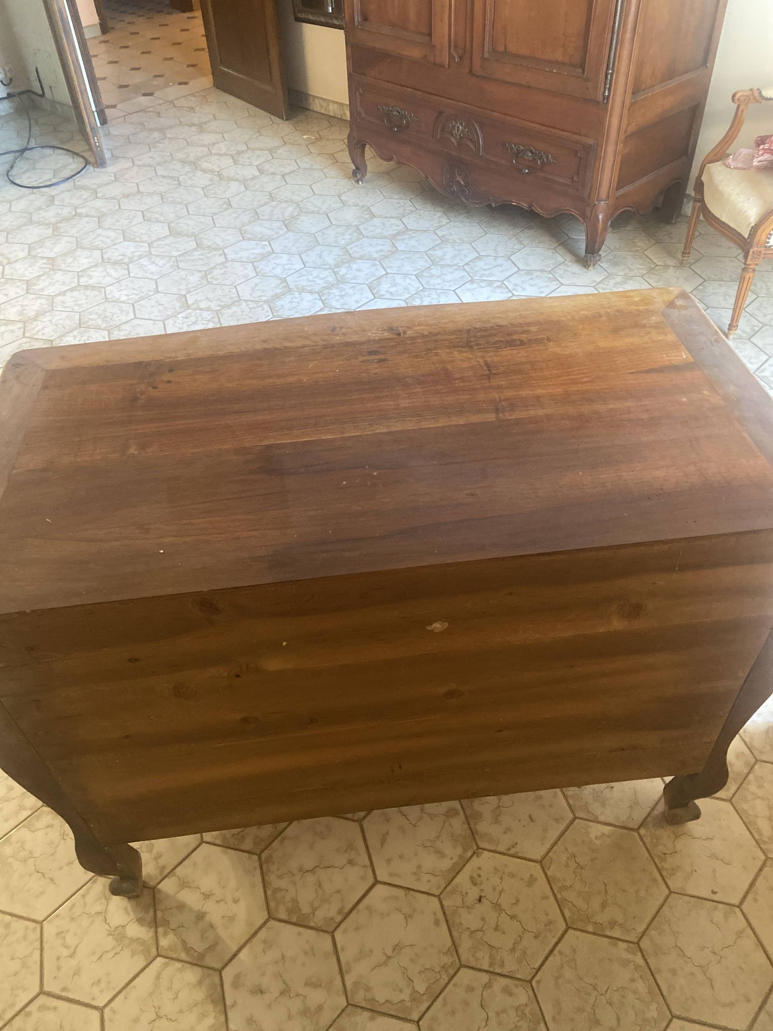 Curved commode with three drawers in light wood, Louis XV style.