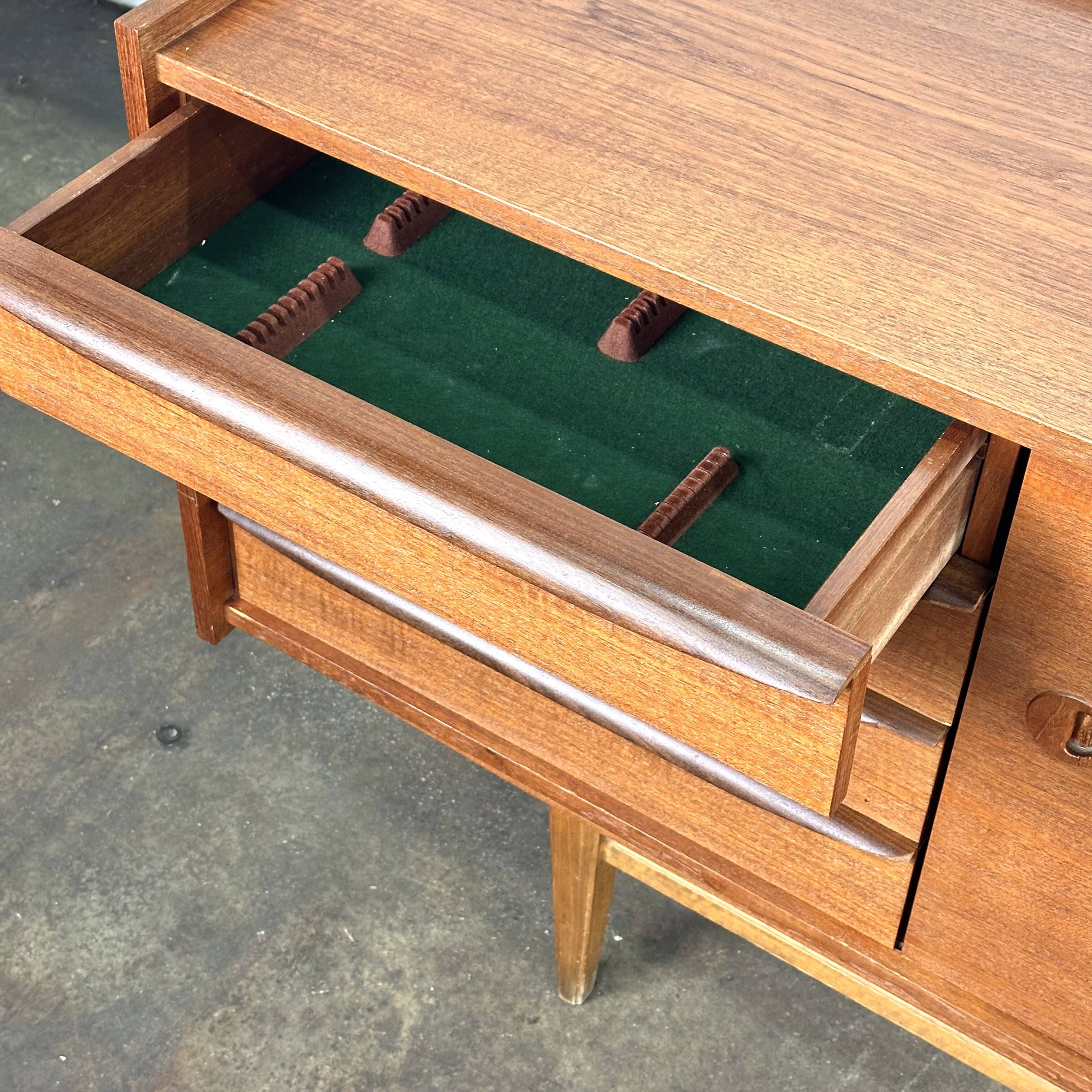 Buffet vintage du milieu du siècle