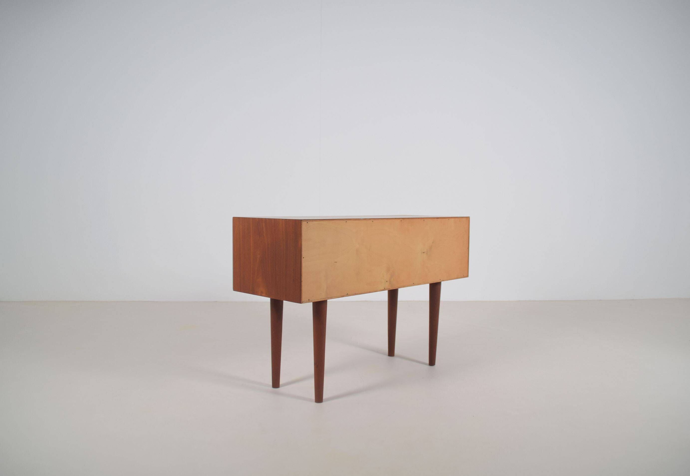 Commode danoise conçue par Kai Kristiansen pour FM Mobler, années 1960.
