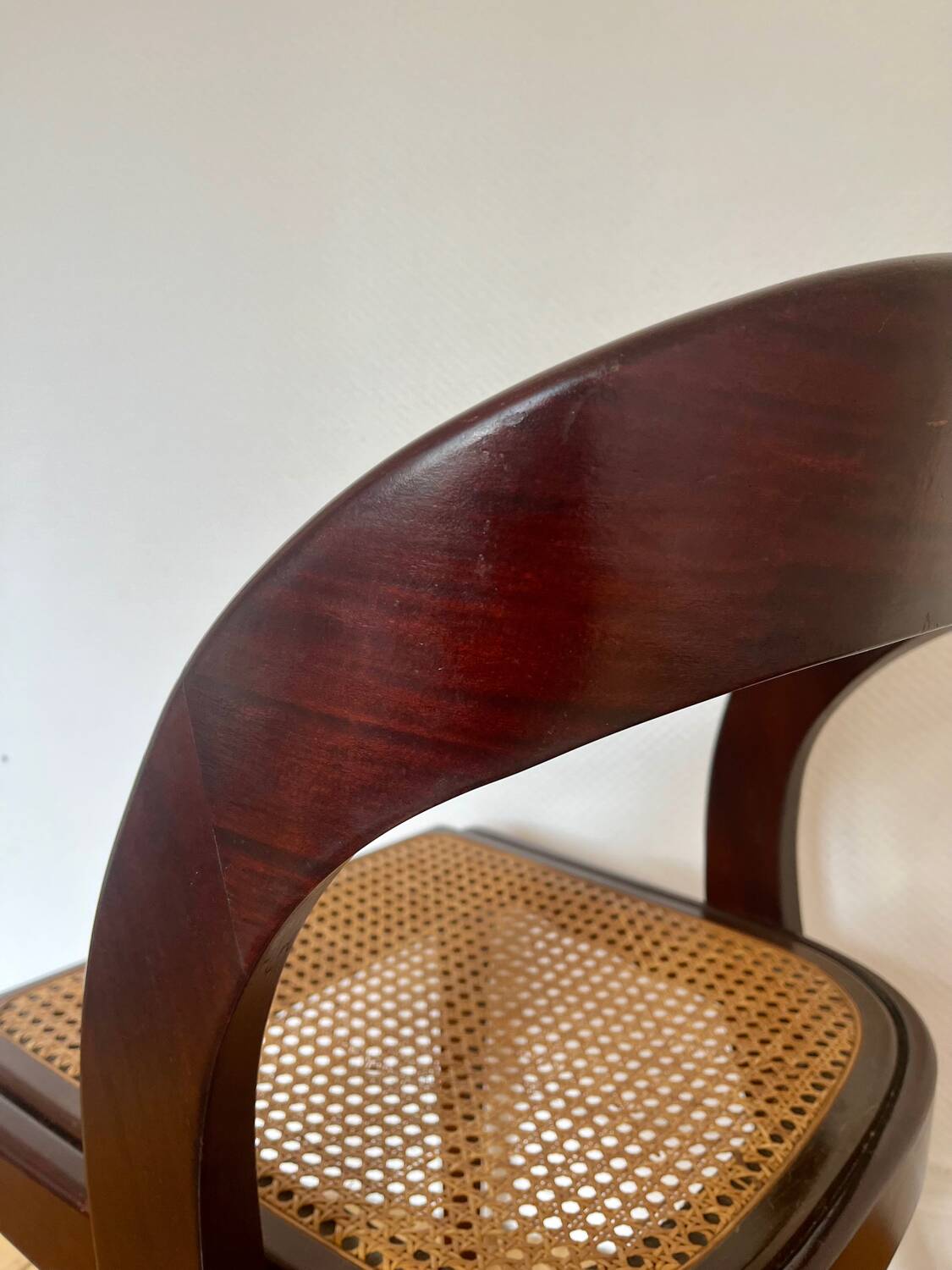 Chaise gondole cannée Baumann