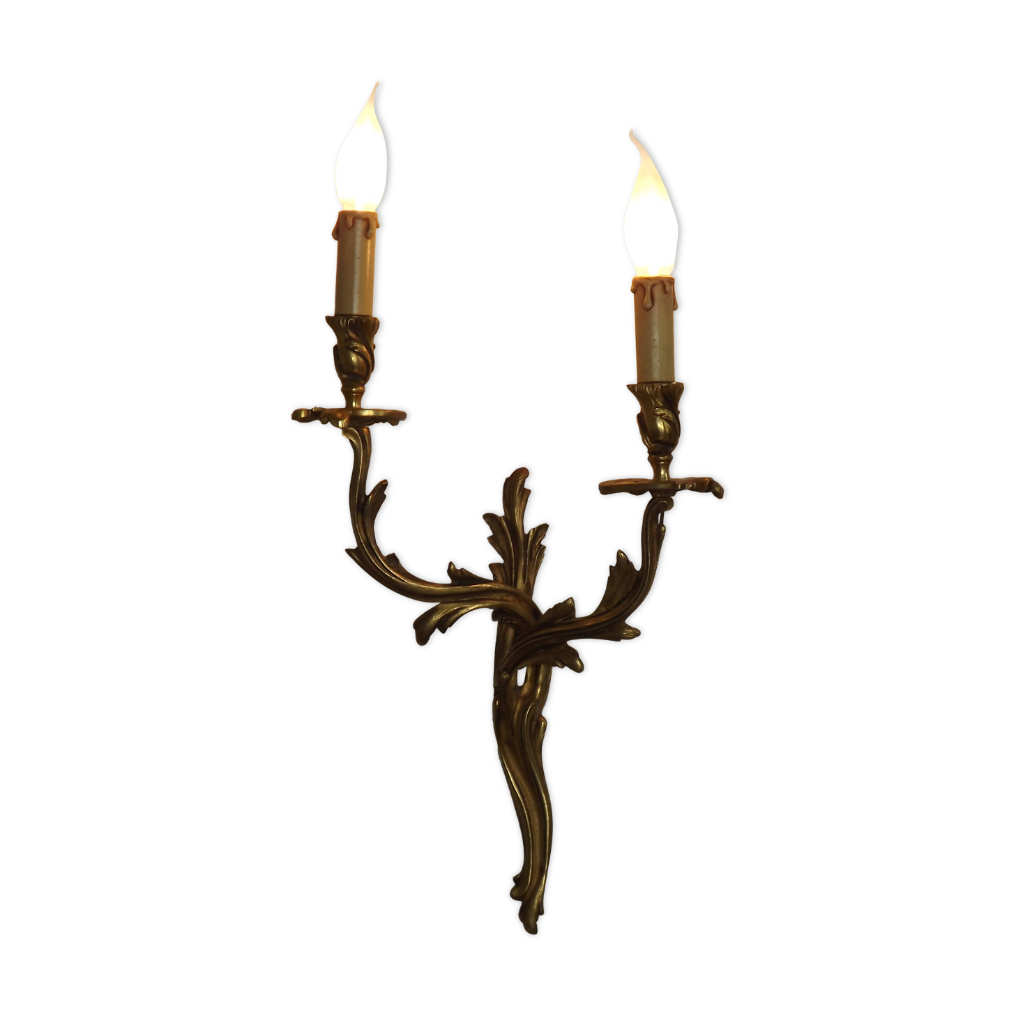 Bronze wall sconces decorated with acanthus leaves.