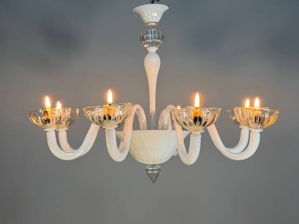 Venetian chandelier in white and colourless Murano glass, circa 1990.