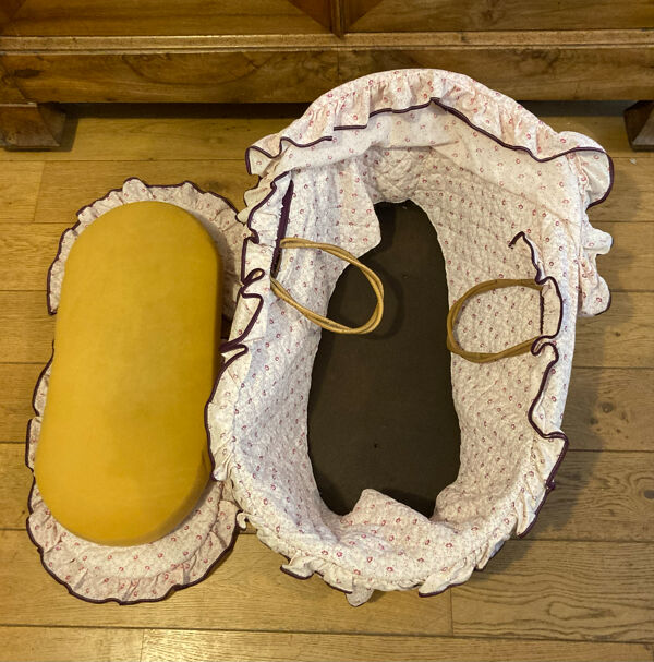 Berceau couffin en rotin osier années 1960 avec matelas et voilages