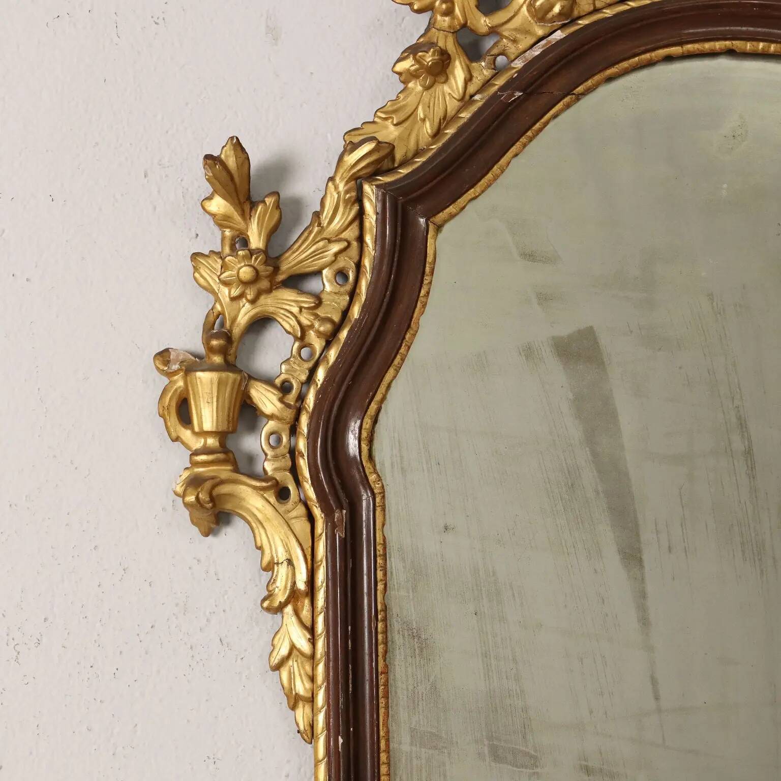 Neoclassical antique mirror in gilded wood, Italy, 18th century.