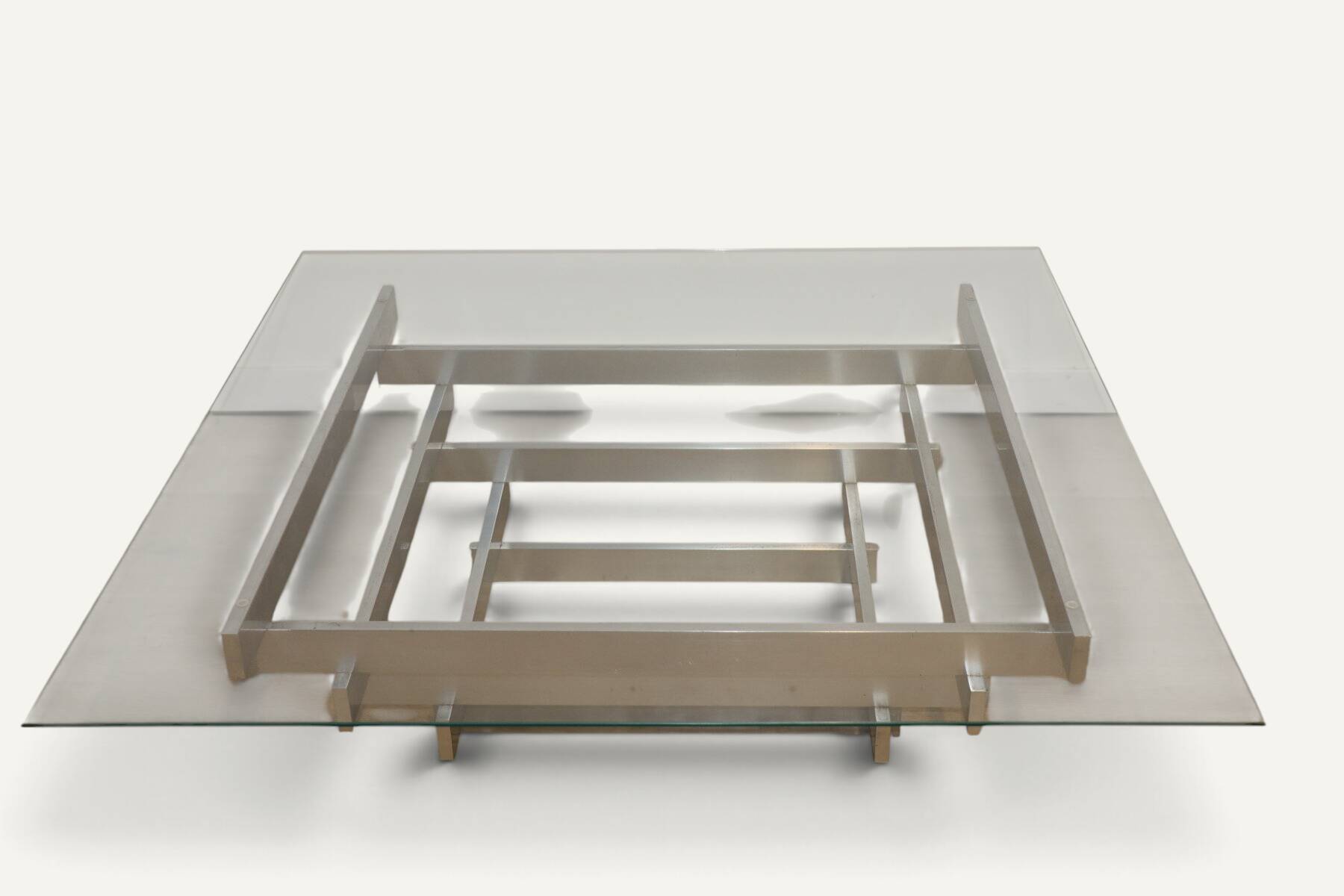 Table basse sculpturale en aluminium brossé et verre – années 1970