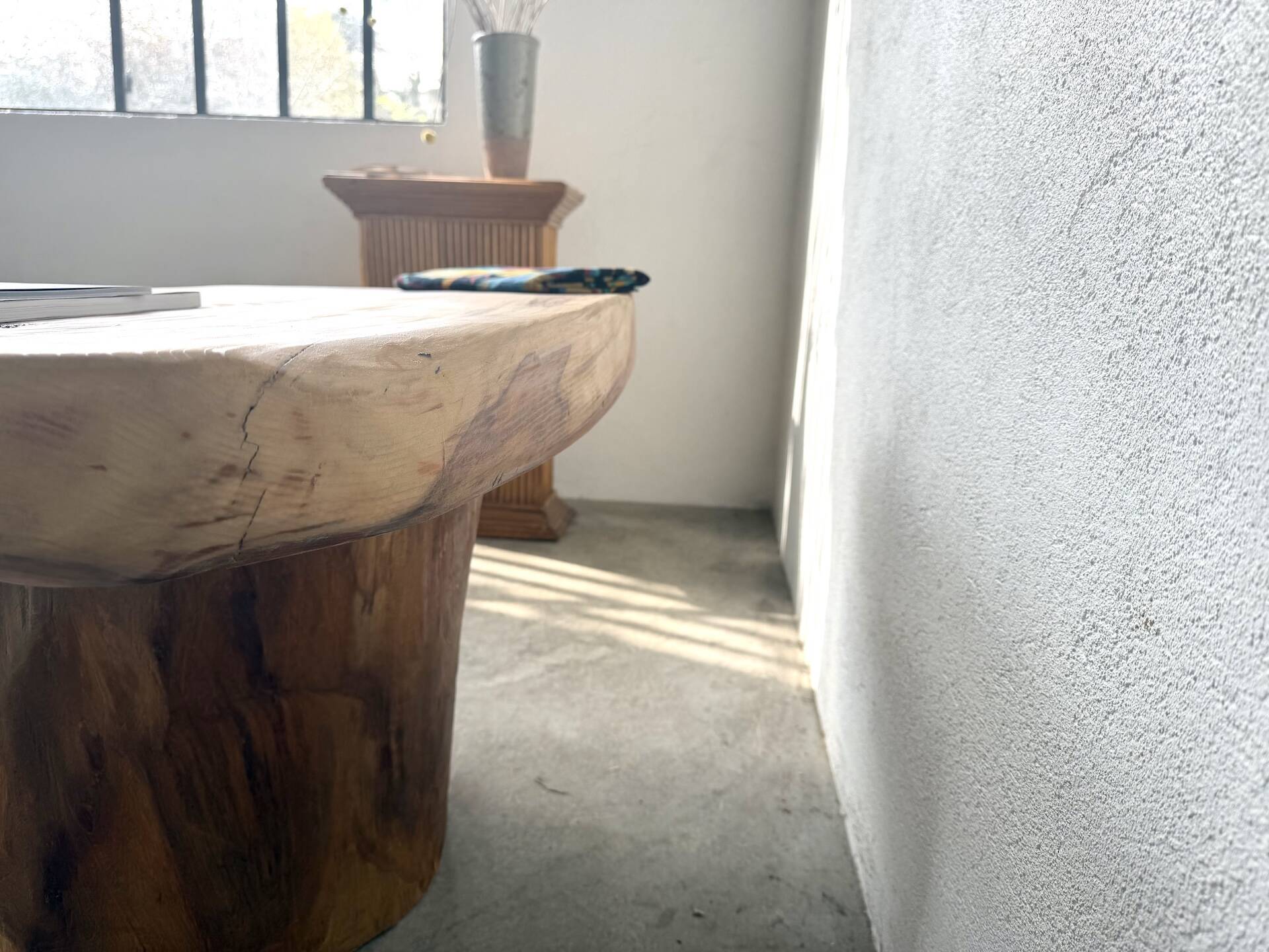 Organic brutalist coffee table in solid cedar, trunk pedestal, 1970s.