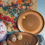 Quatre assiettes de potier en grès émaillé vintages