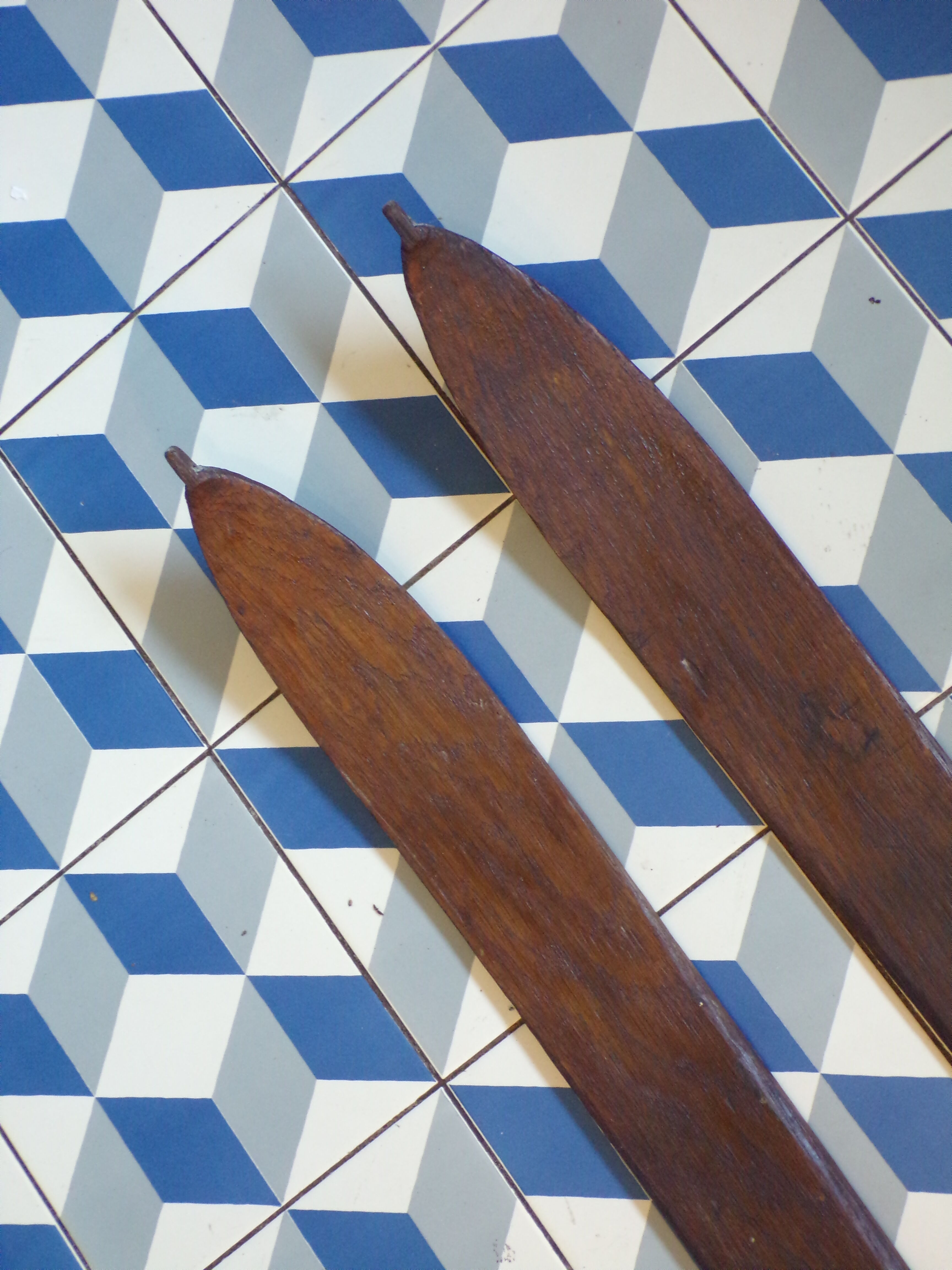 Paire de skis anciens en bois 208cm