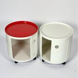 Paire de vélos Kartell Componibili des années 70 sur roulettes, coloris blanc cassé et corail.