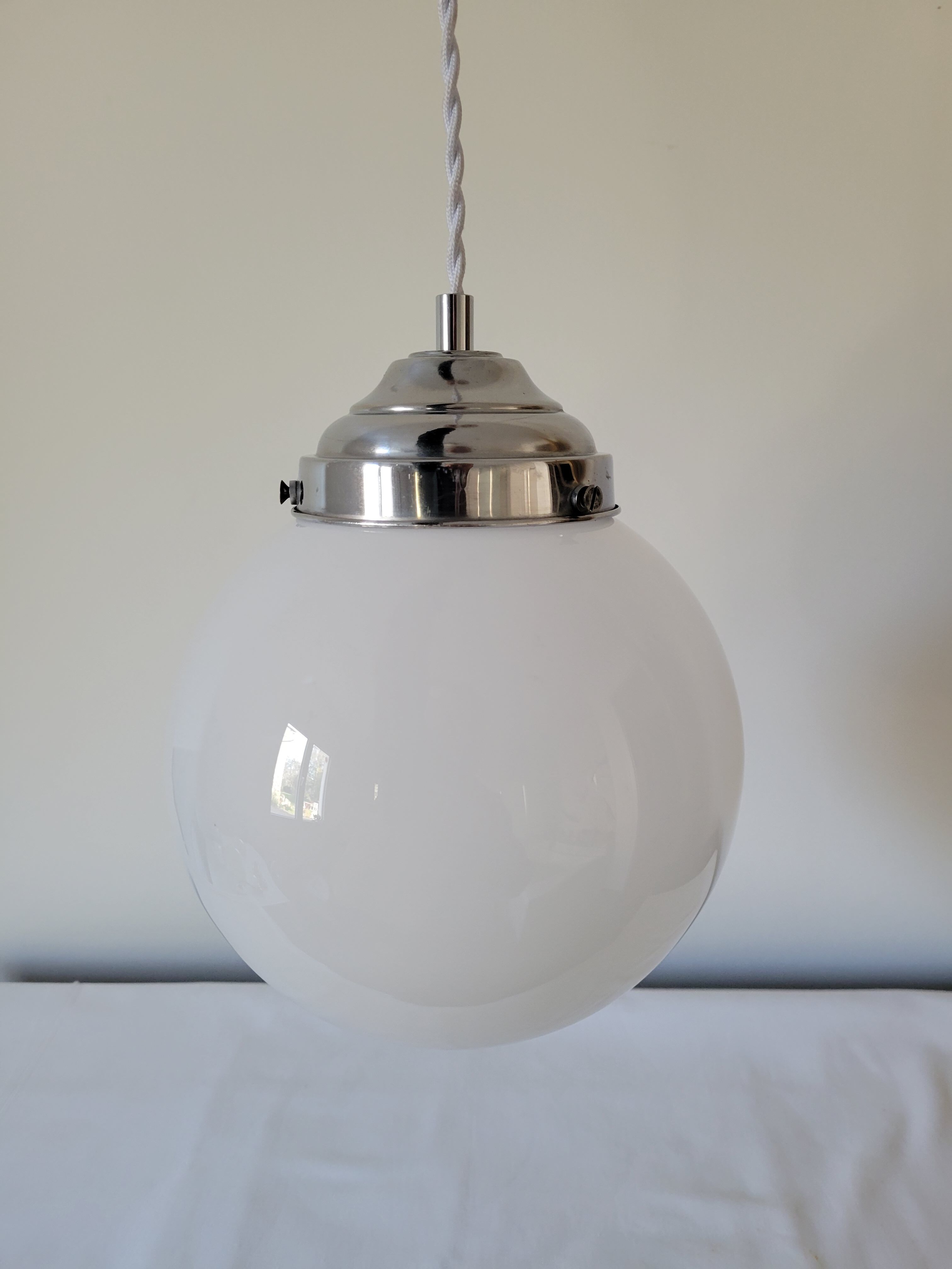 Opaline globe suspension