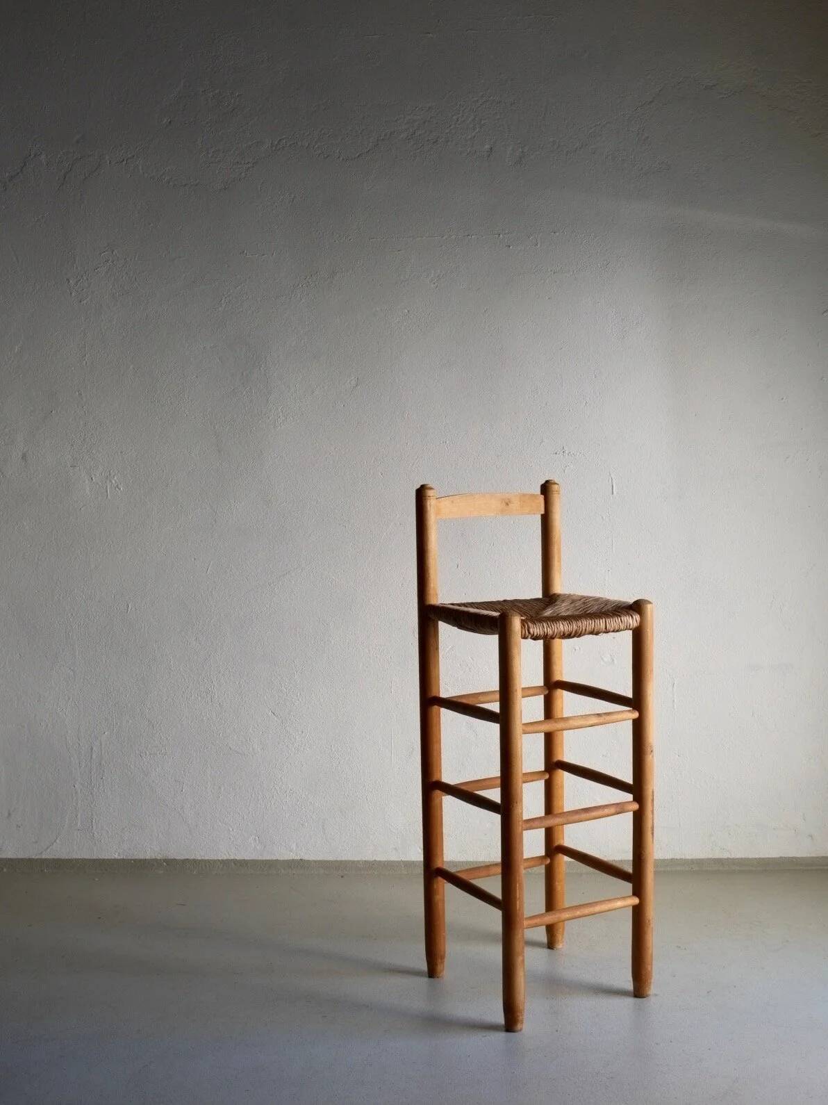 Tabouret de bar rustique à assise en jonc | France | Années 1960