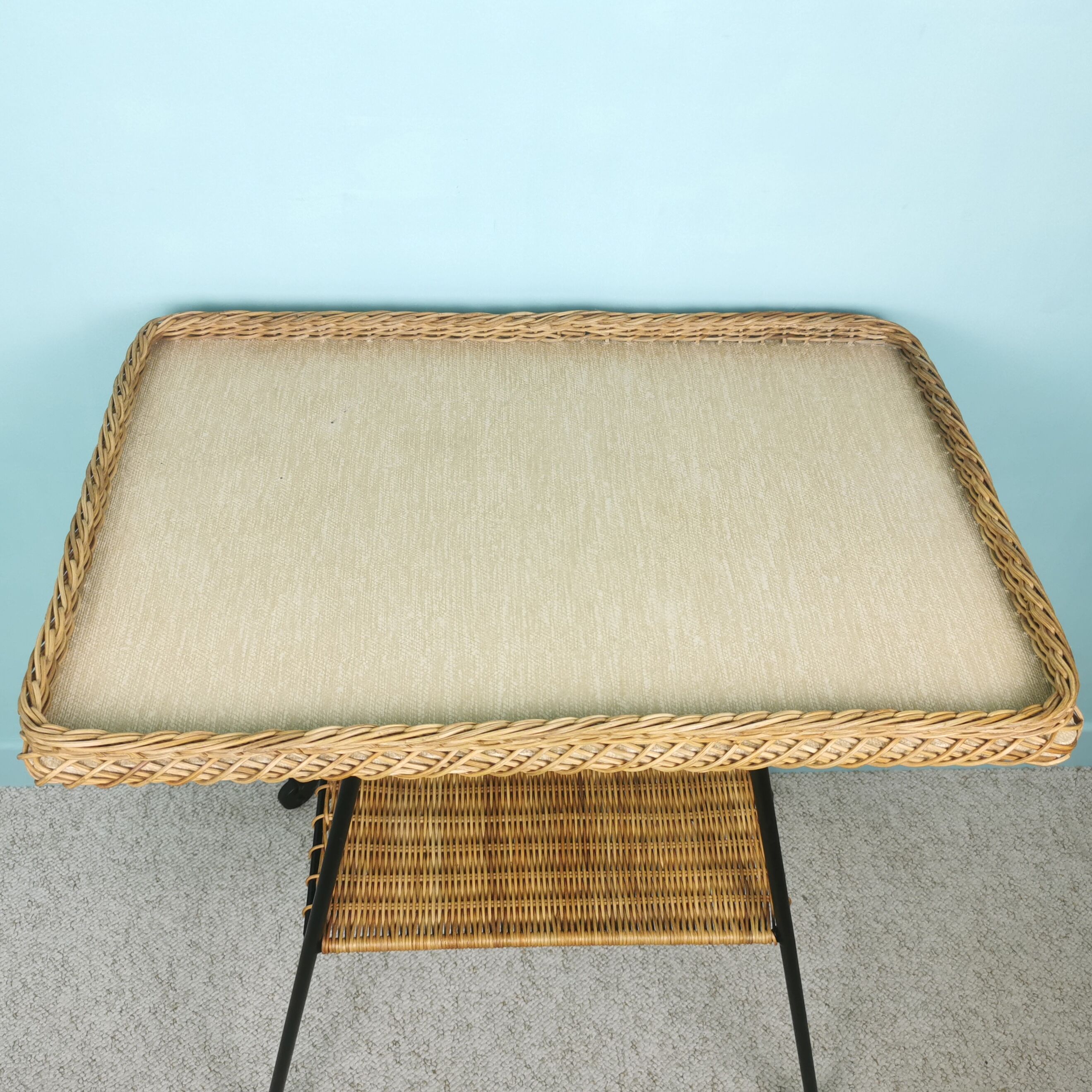 Vintage rattan dessert