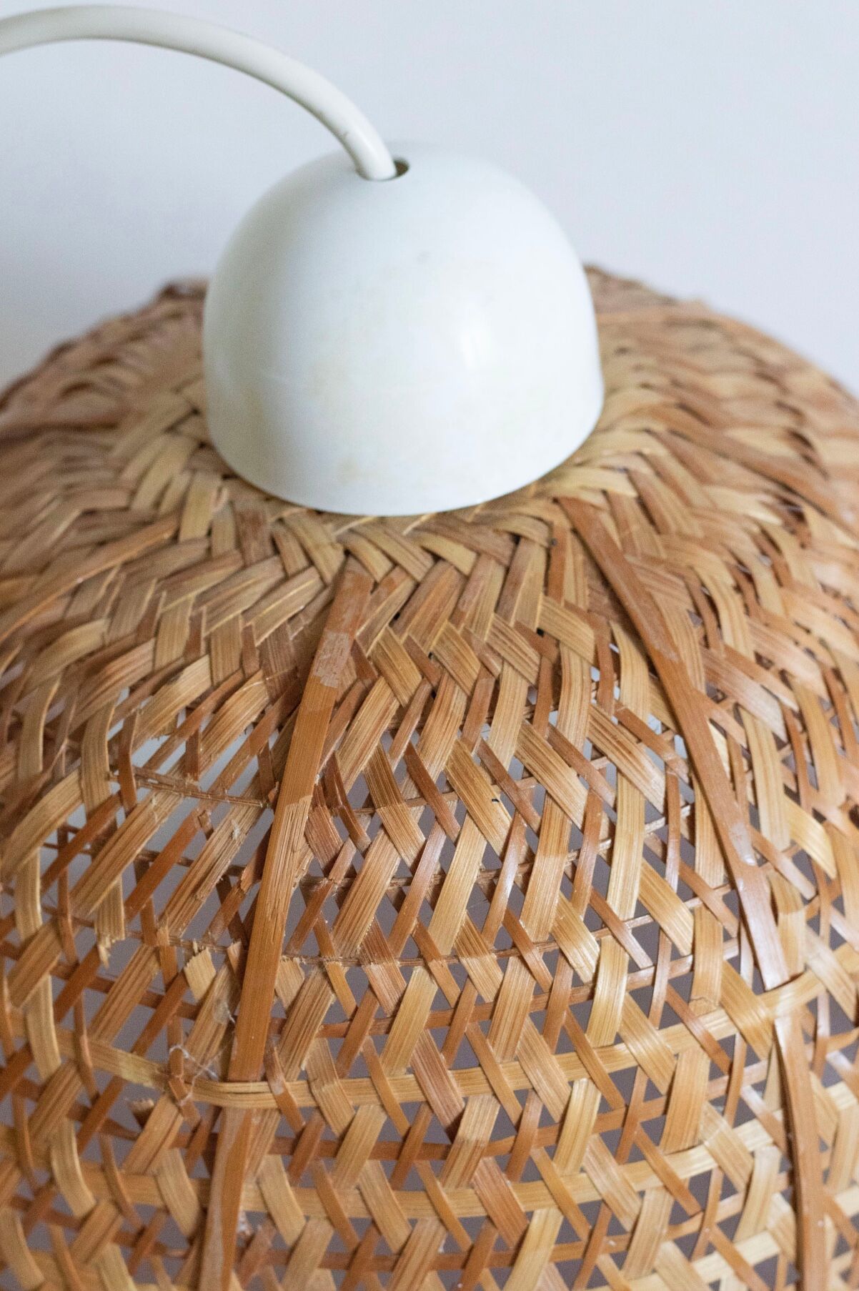 Vintage flower suspension in wicker rattan