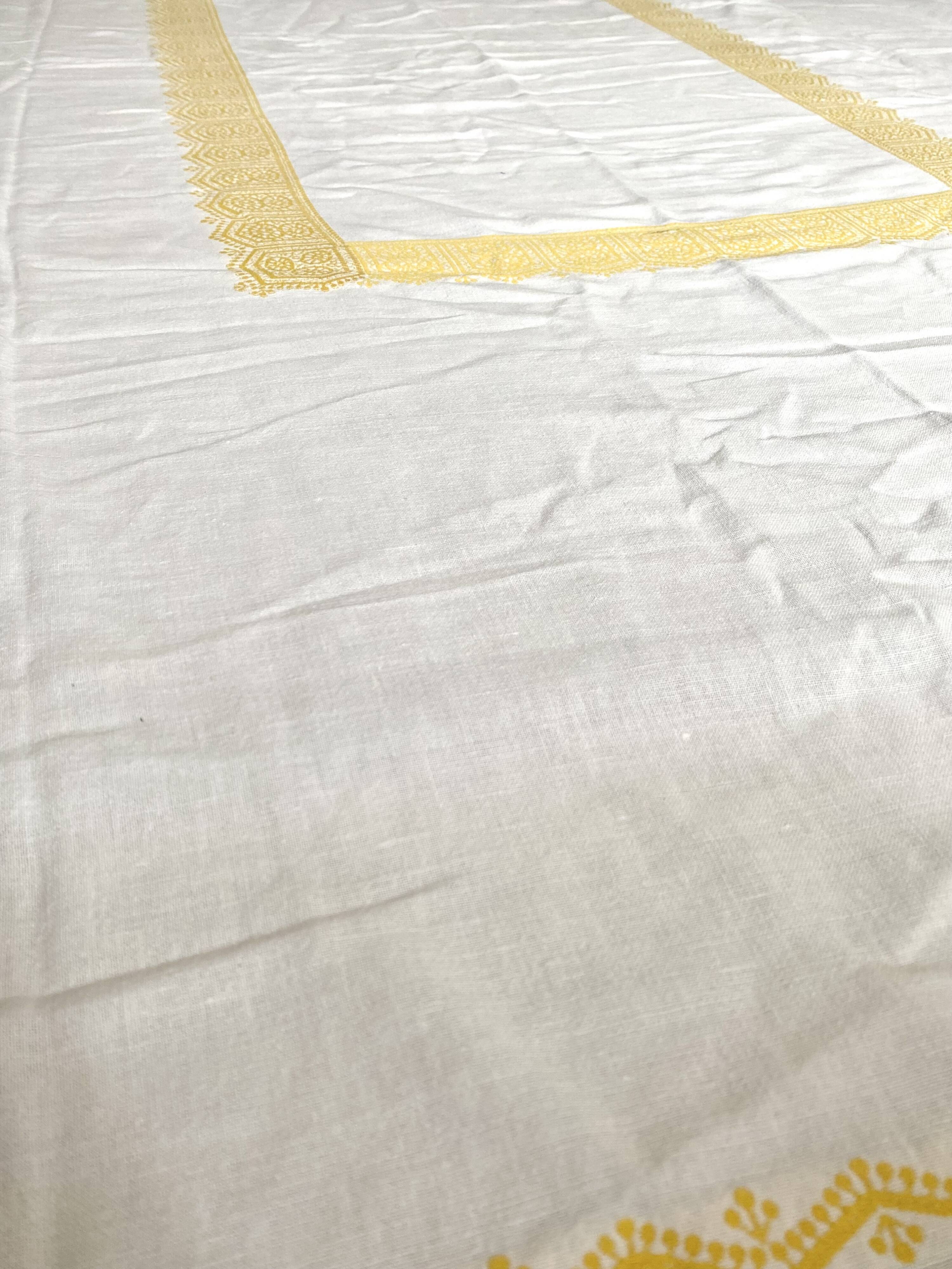 Vintage rectangular tablecloth 145 X 190 and assorted towels