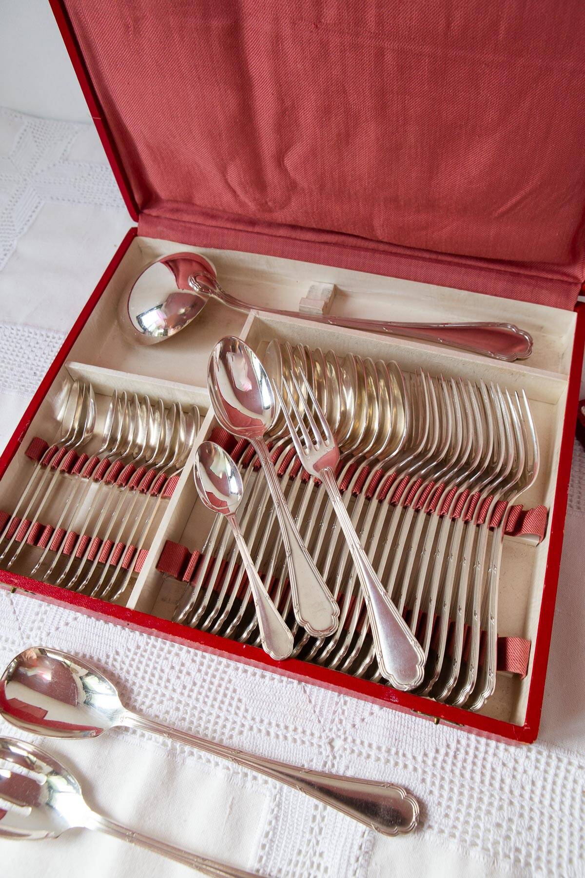 Cutlery set for 12 Ercuis “Trianon”, circa 1940 (40 pieces)