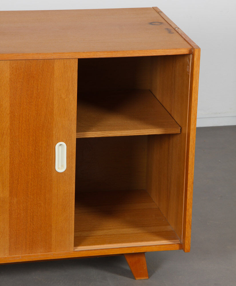 Oak veneer chest of drawers, U-452 by Jiri Jiroutek for Interier Praha, 1960