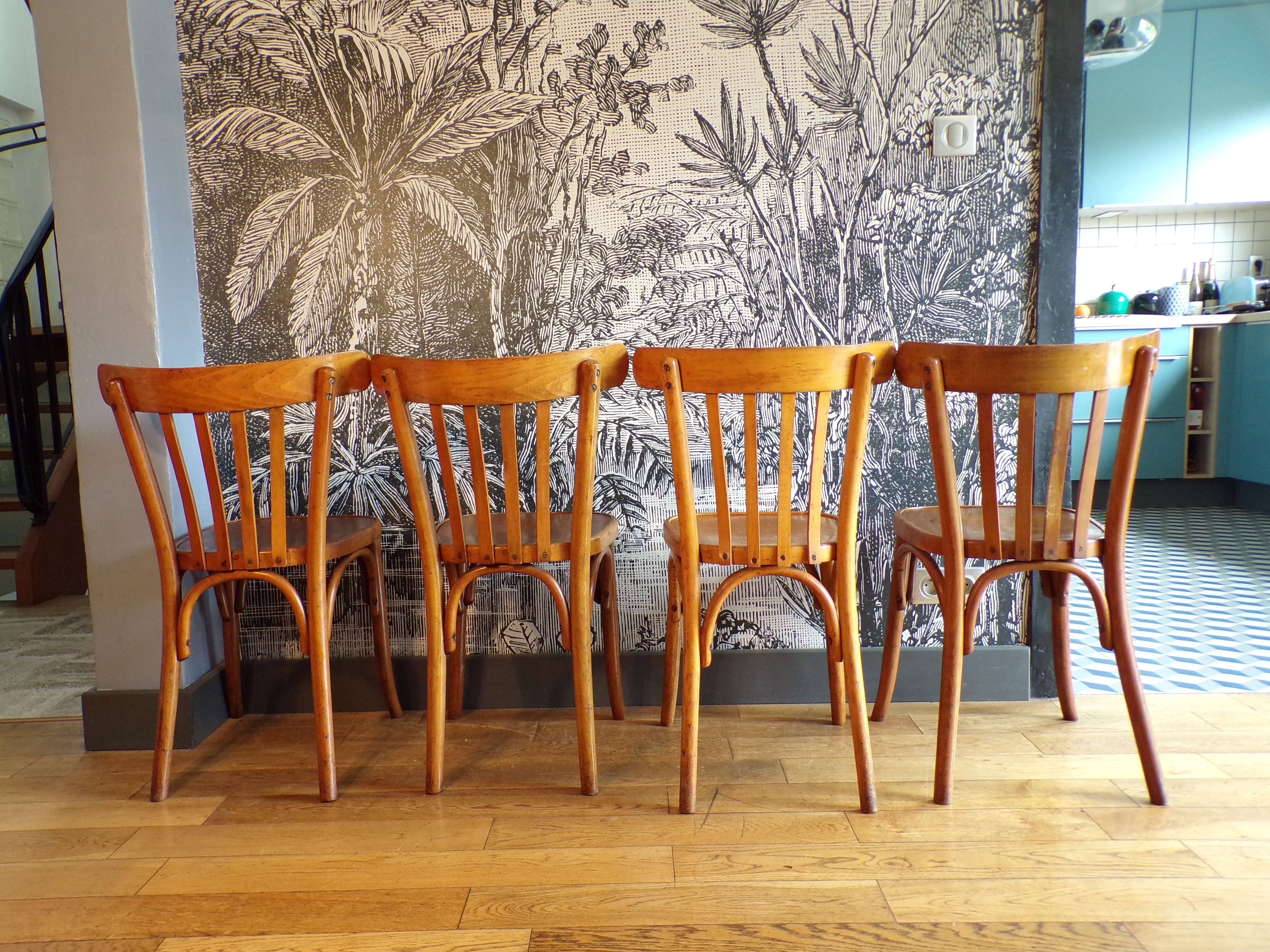 Suite 4 bistro chairs in curved wood