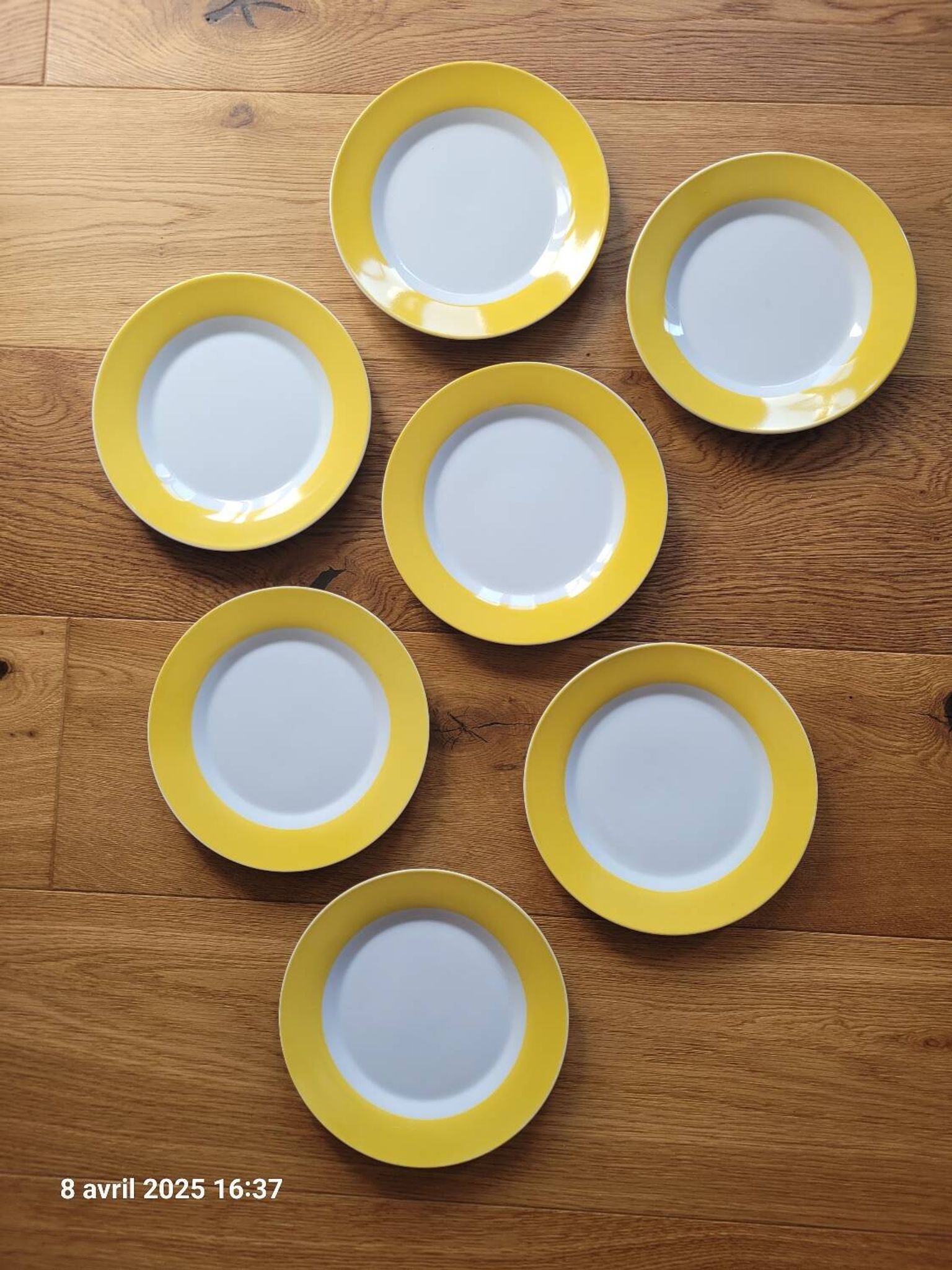 7 assiettes à dessert jaunes et blanches