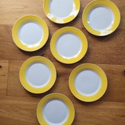 7 assiettes à dessert jaunes et blanches