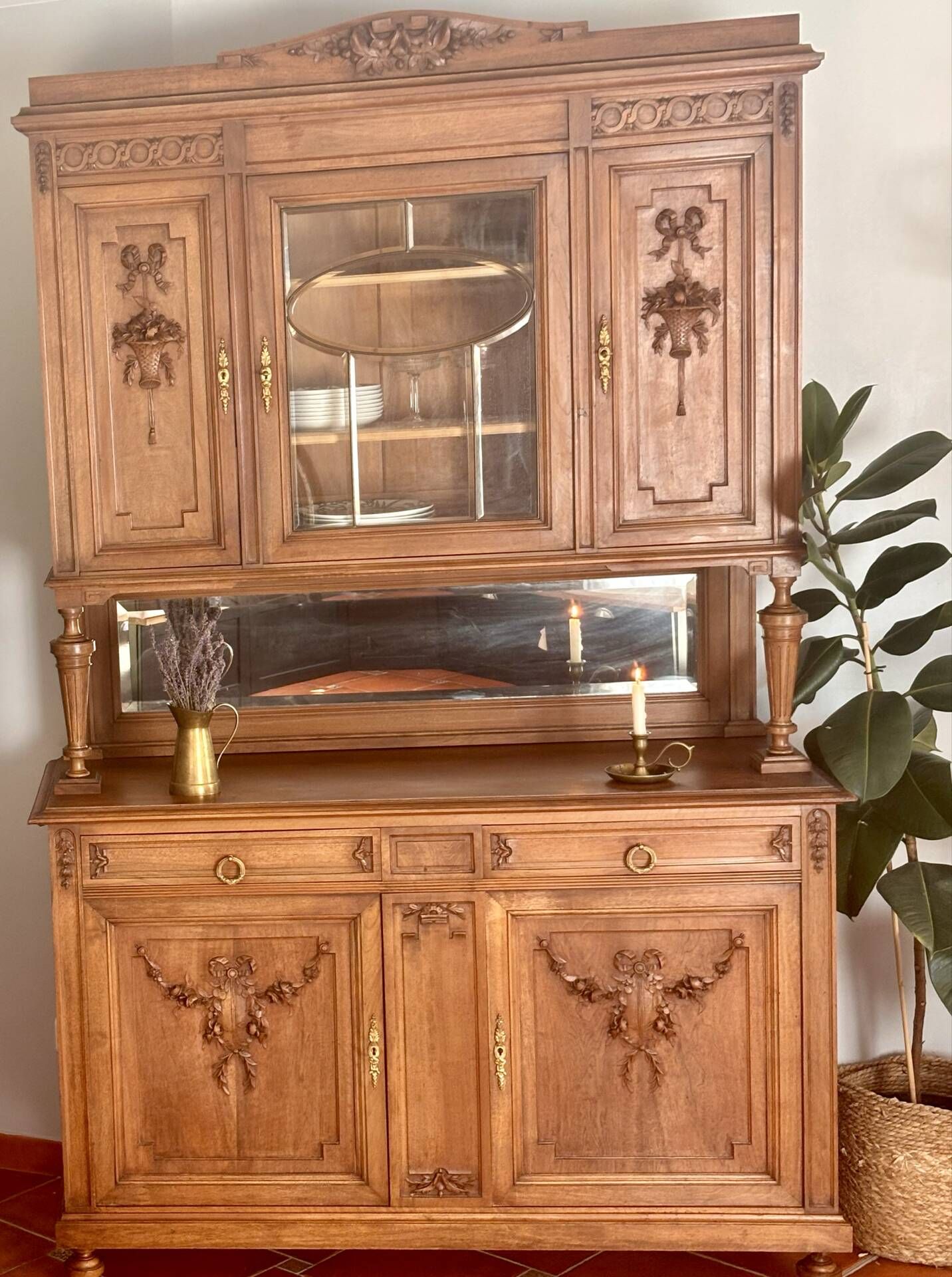 Buffet deux corps en style Louis XVI en chêne sculpté avec miroir – Born