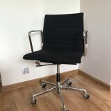 Fauteuil modèle EA117 de Charles et Ray Eames édition Vitra