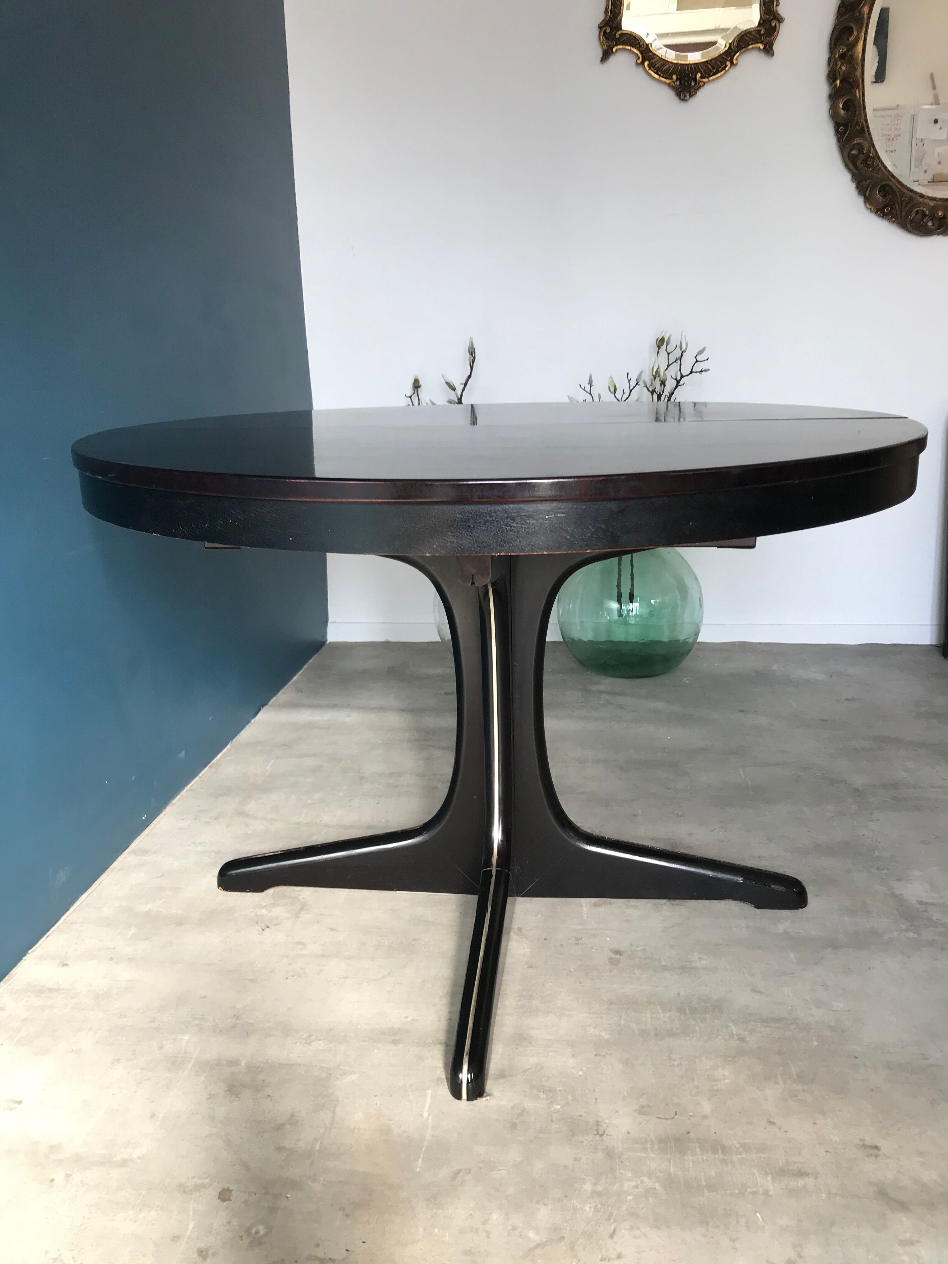 Extendable butterfly extension table