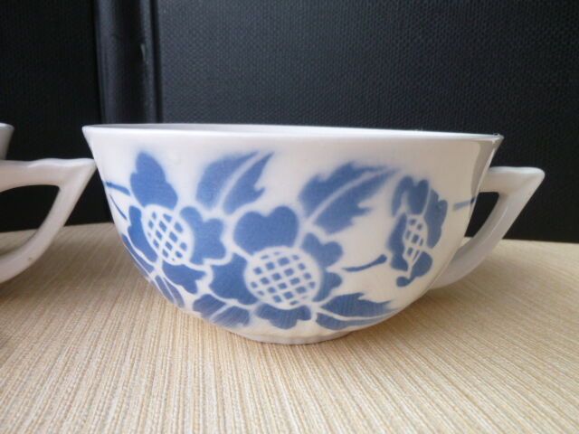 Pair of lunches or chocolate cups in sarreguemines kind of earthenware