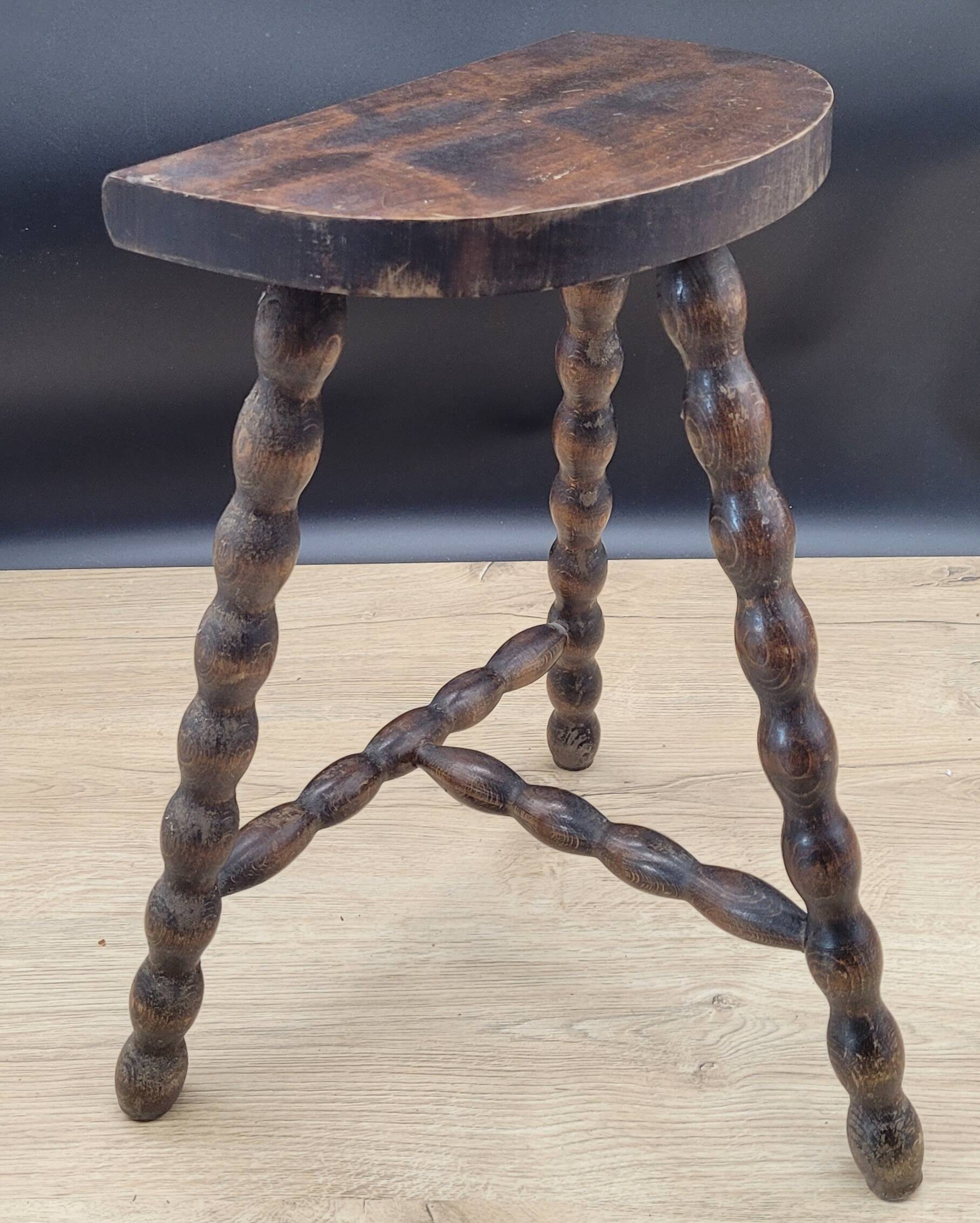 Tripod stool with square ball feet