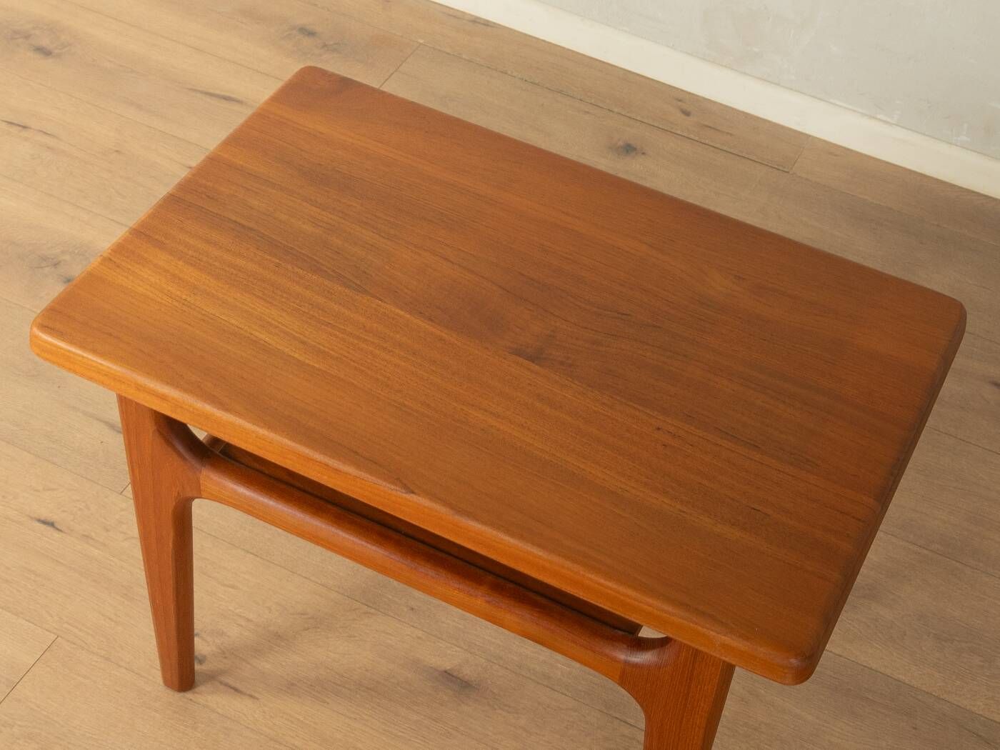 Table d'appoint élégante des années 1960 par Niels Bach A/S