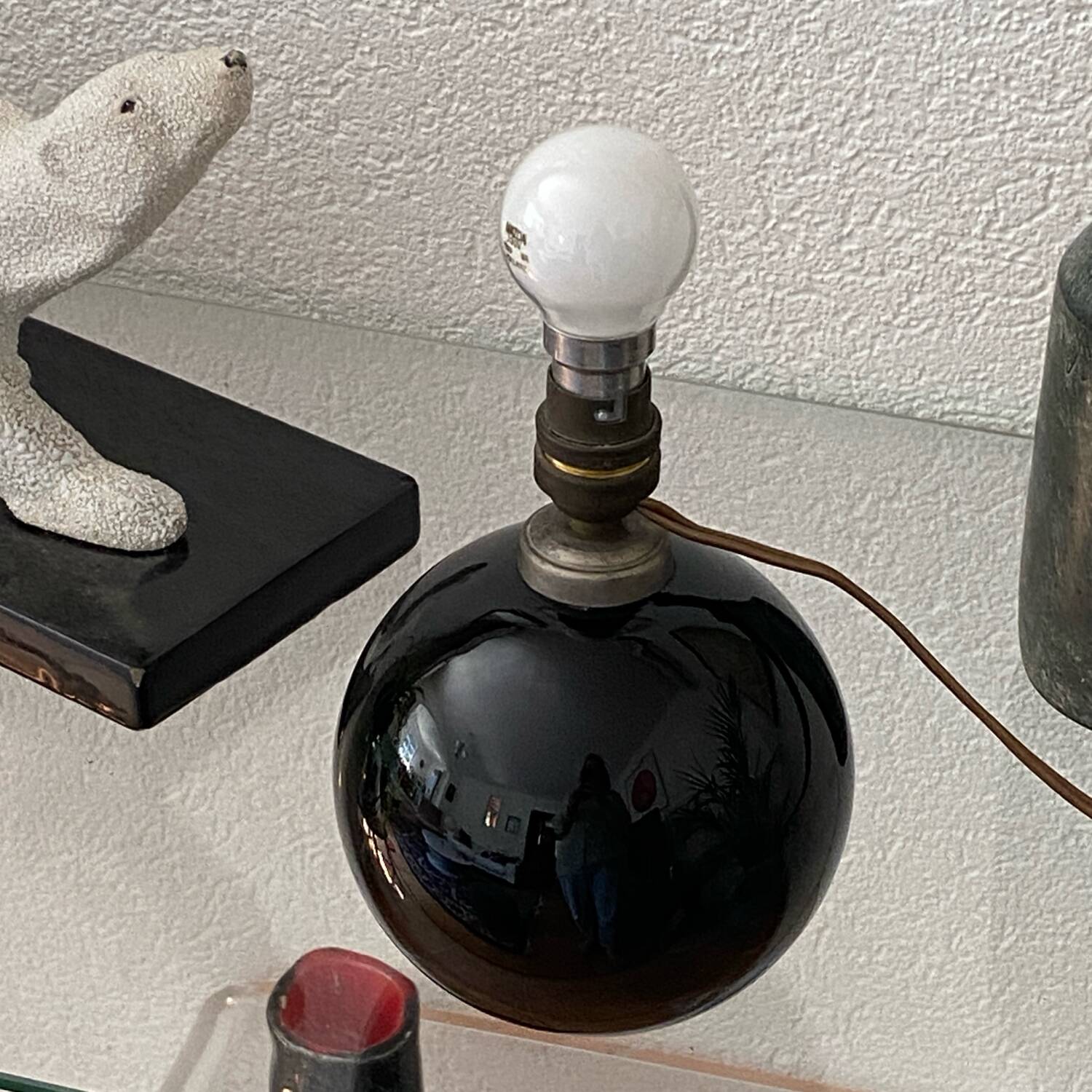 Lampe sphérique, verre opalin noir, Art Déco