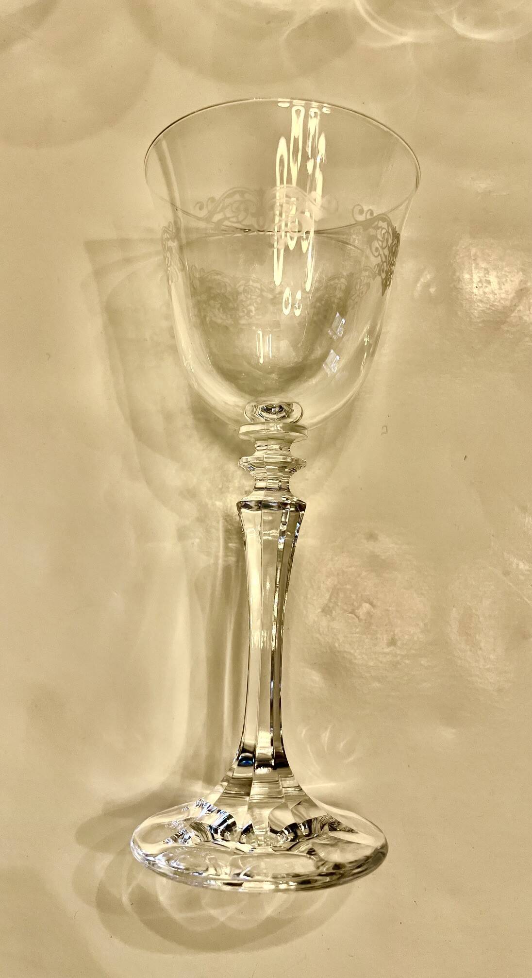 Lot de 11 anciens verres à eau en cristal gravé – Jambe facettée –