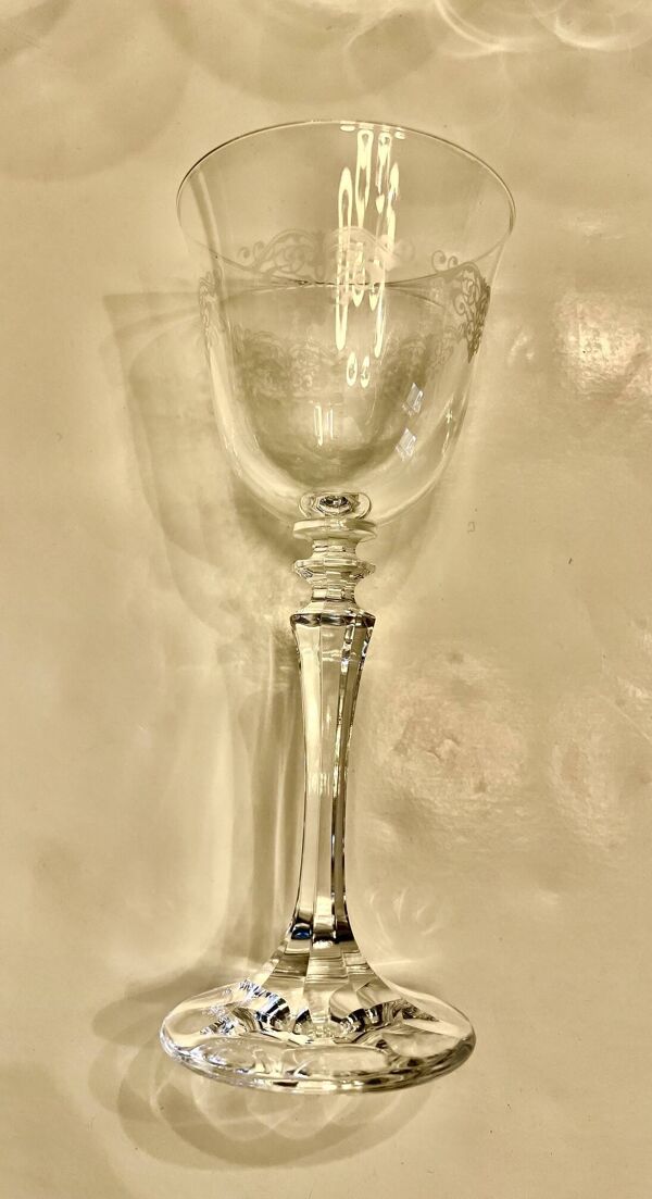 Lot de 11 anciens verres à eau en cristal gravé – Jambe facettée –