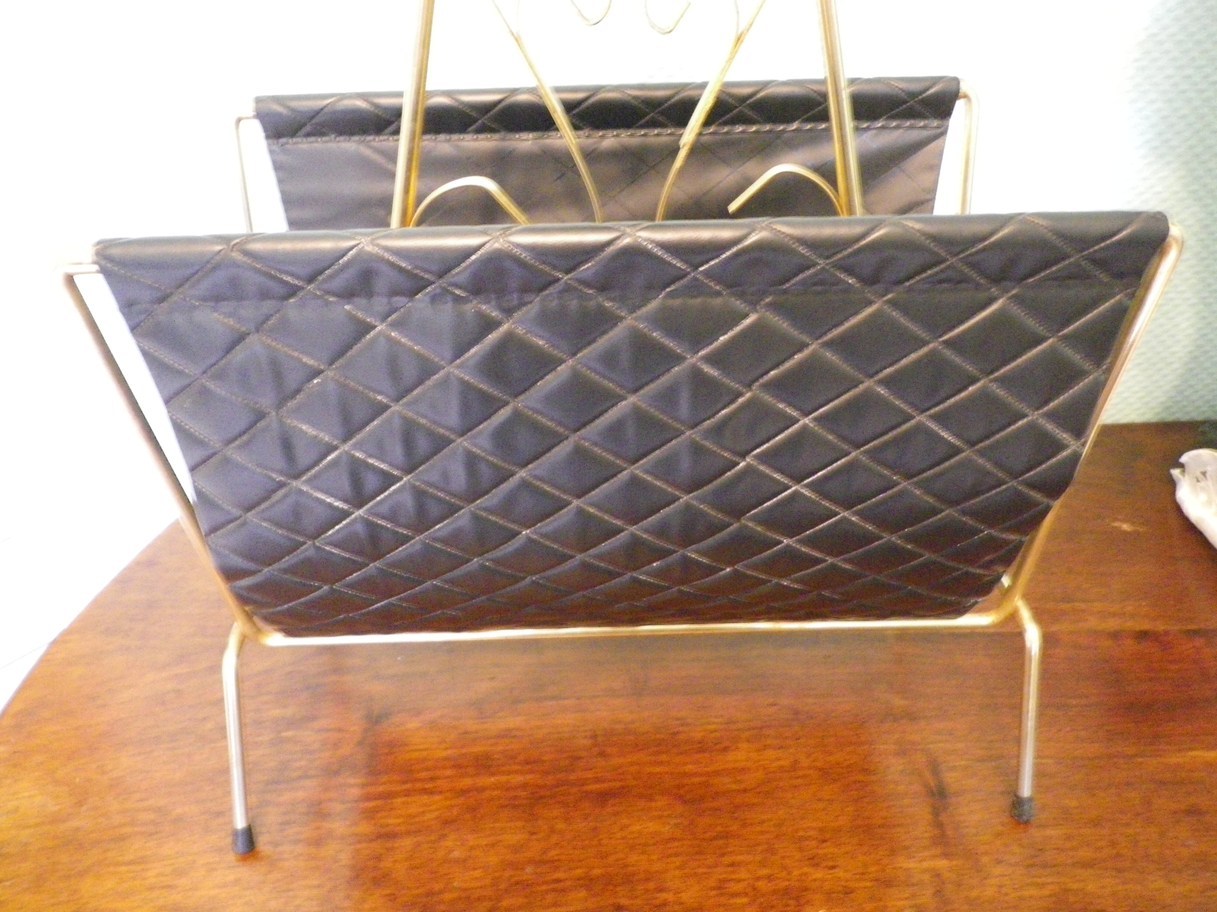 Free-standing ashtray with magazine holder