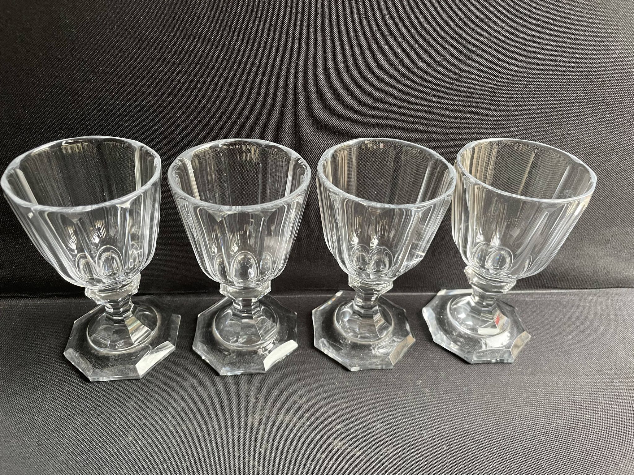 4 Verres à vin – Cristal fort taillé