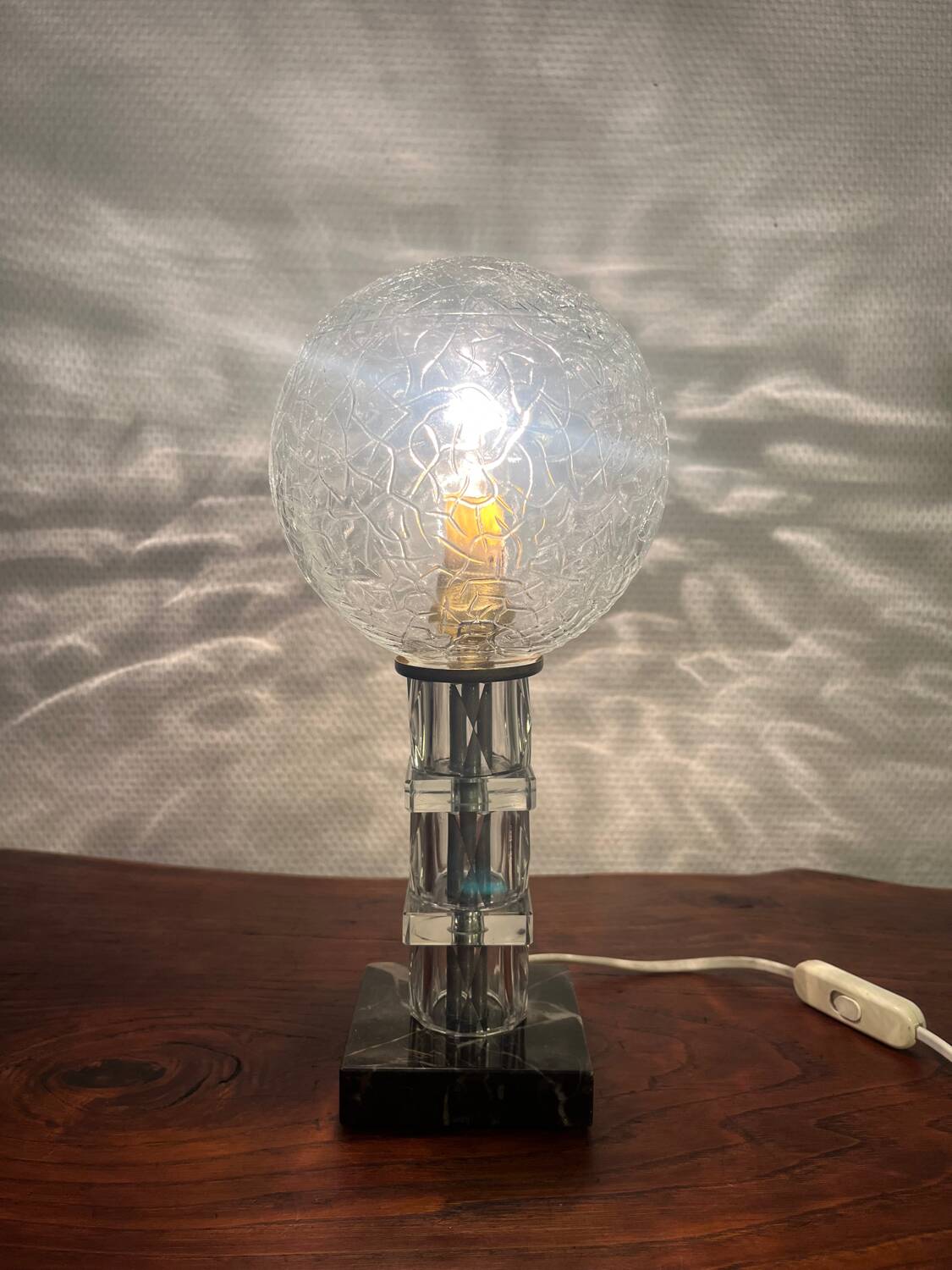 Lampe art déco marbre et verre avec globe strié