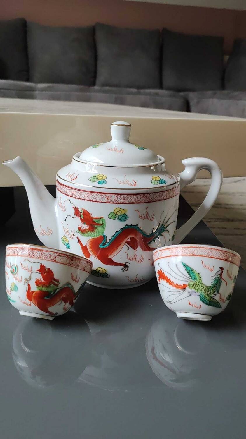 Chinese tea service/Teapot + 6 cups. In fine porcelain. Dragons/Phoenix decor. Feng Shui Rose Family Style. 70s