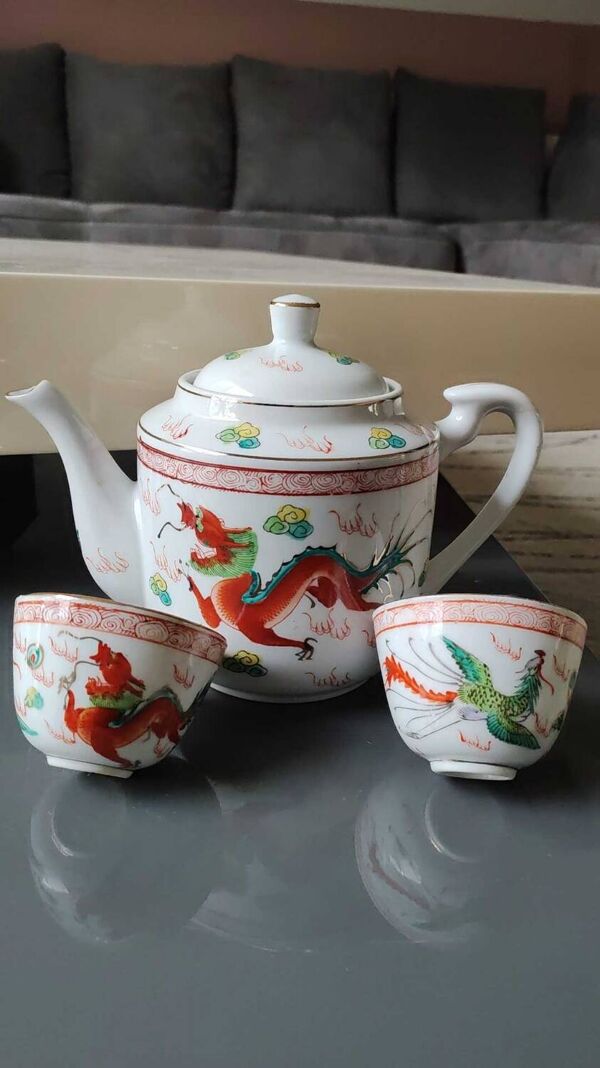 Service à thé Chinois/Théière + 6 tasses. En porcelaine fine. Décor Dragons/Phoenix. Style Famille Rose Feng Shui. Années 70