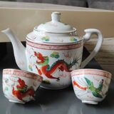 Chinese tea service/Teapot + 6 cups. In fine porcelain. Dragons/Phoenix decor. Feng Shui Rose Family Style. 70s