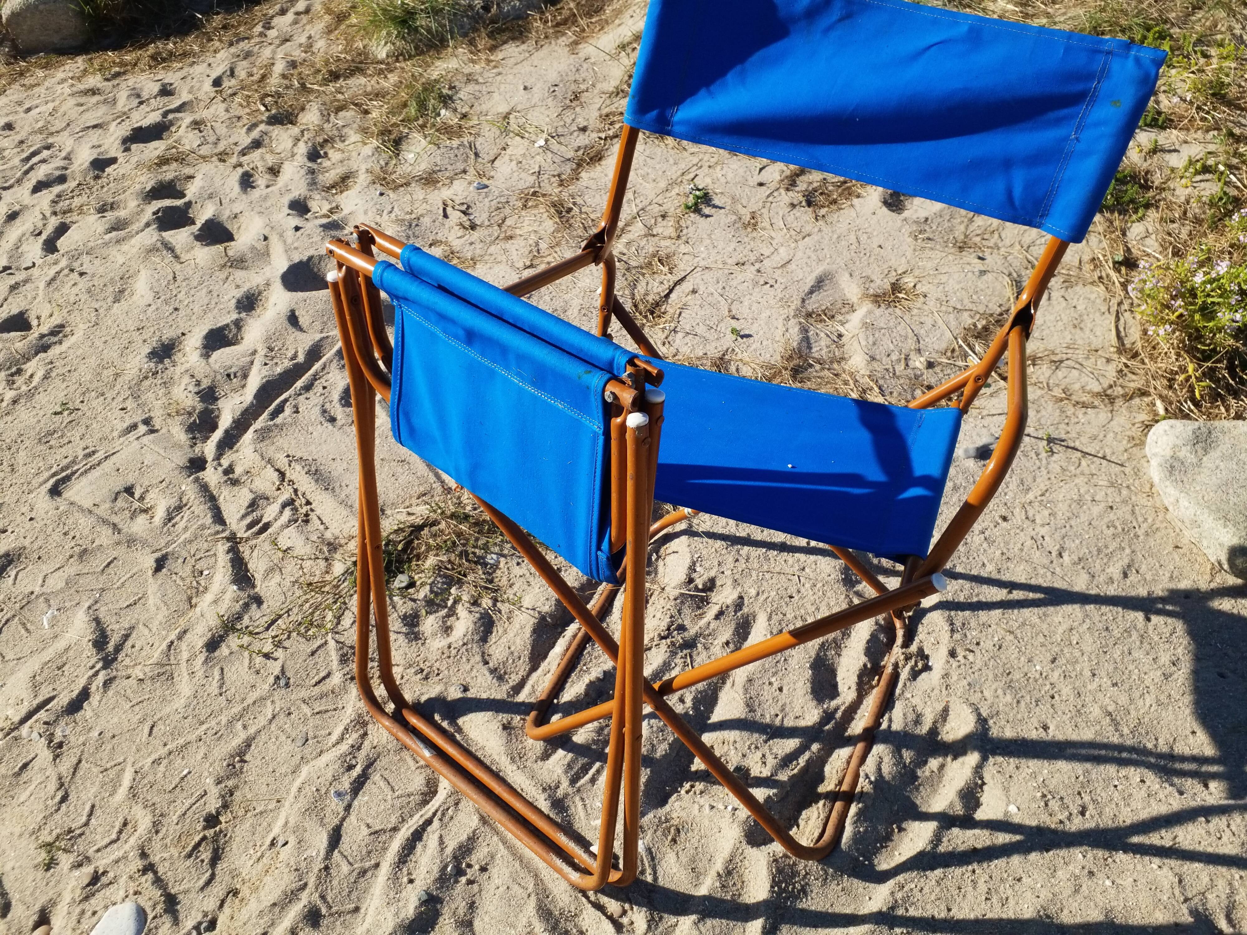 2 folding chairs