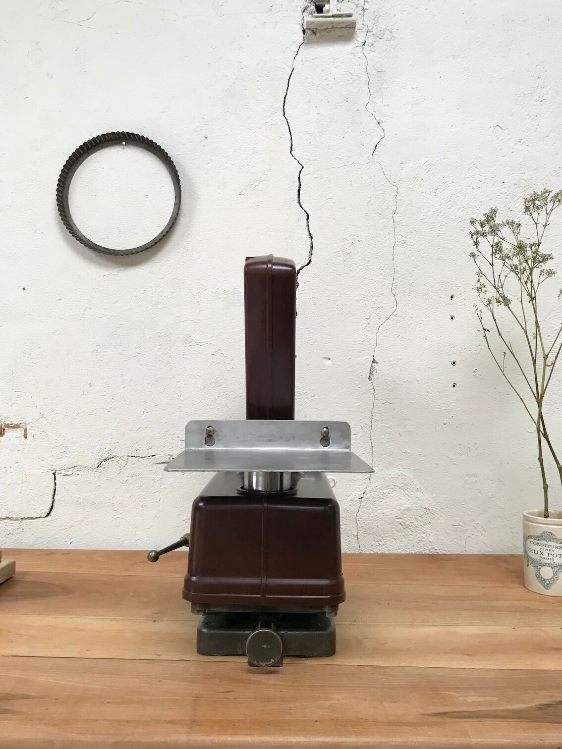 Testut kitchen scale in bakelite