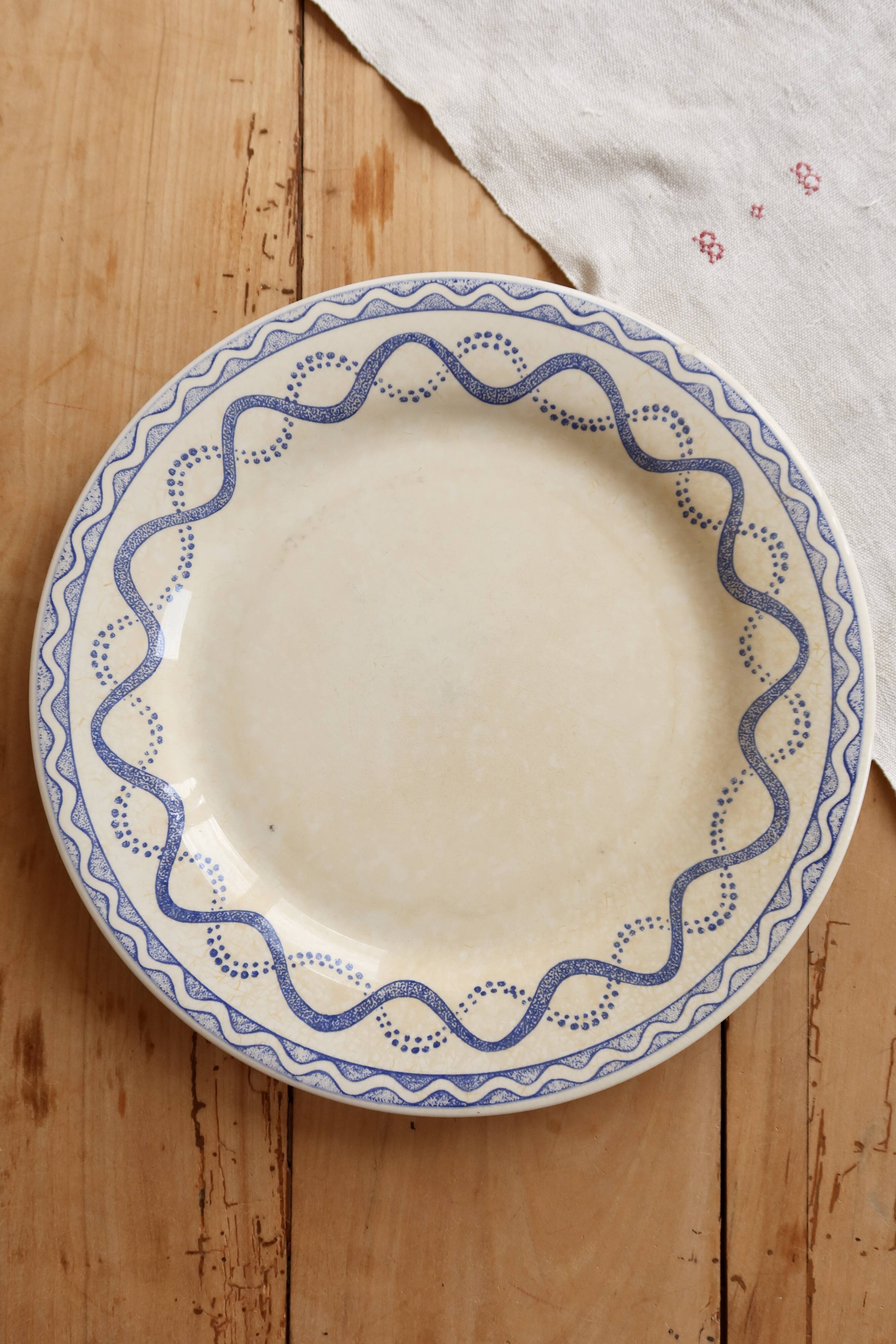 Old Gien Aurélie plate – Ivory earthenware with Lesage fabric pattern