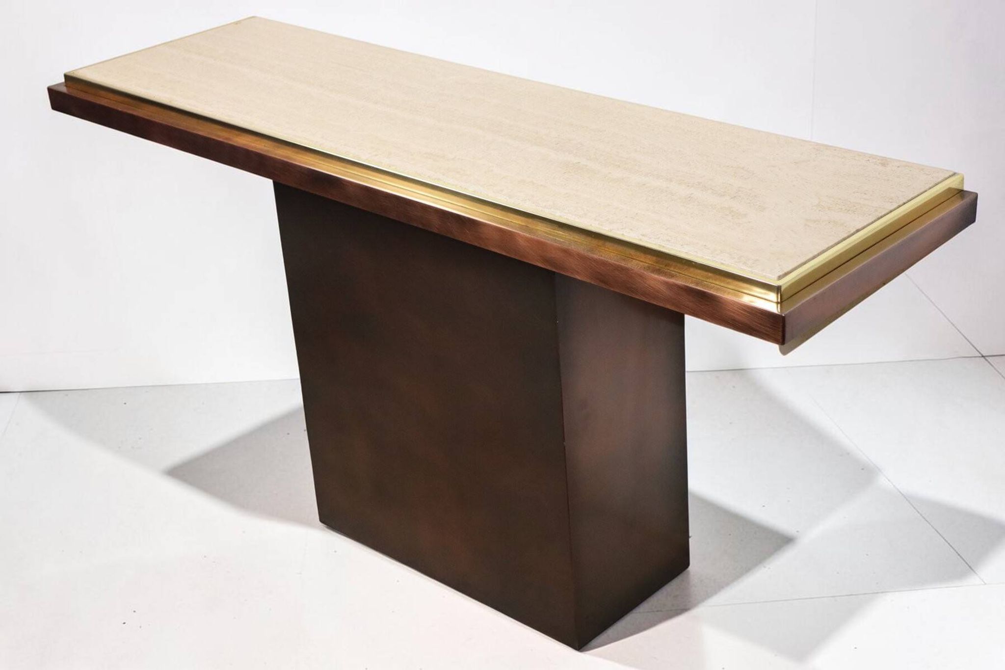 Console minimaliste en travertin et métal patiné — années 70