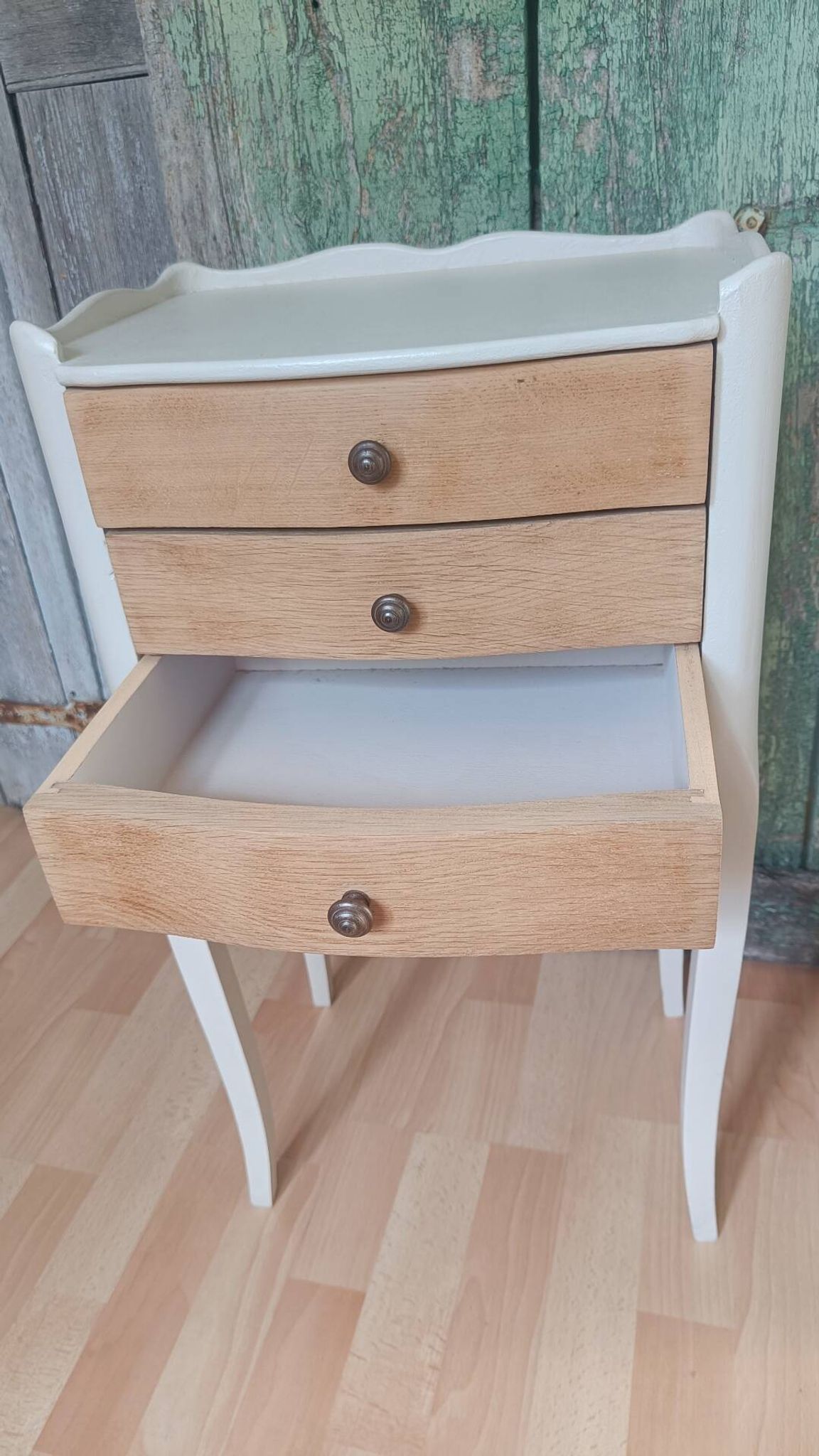 Table de chevet vintage en bois naturel à 3 tiroirs