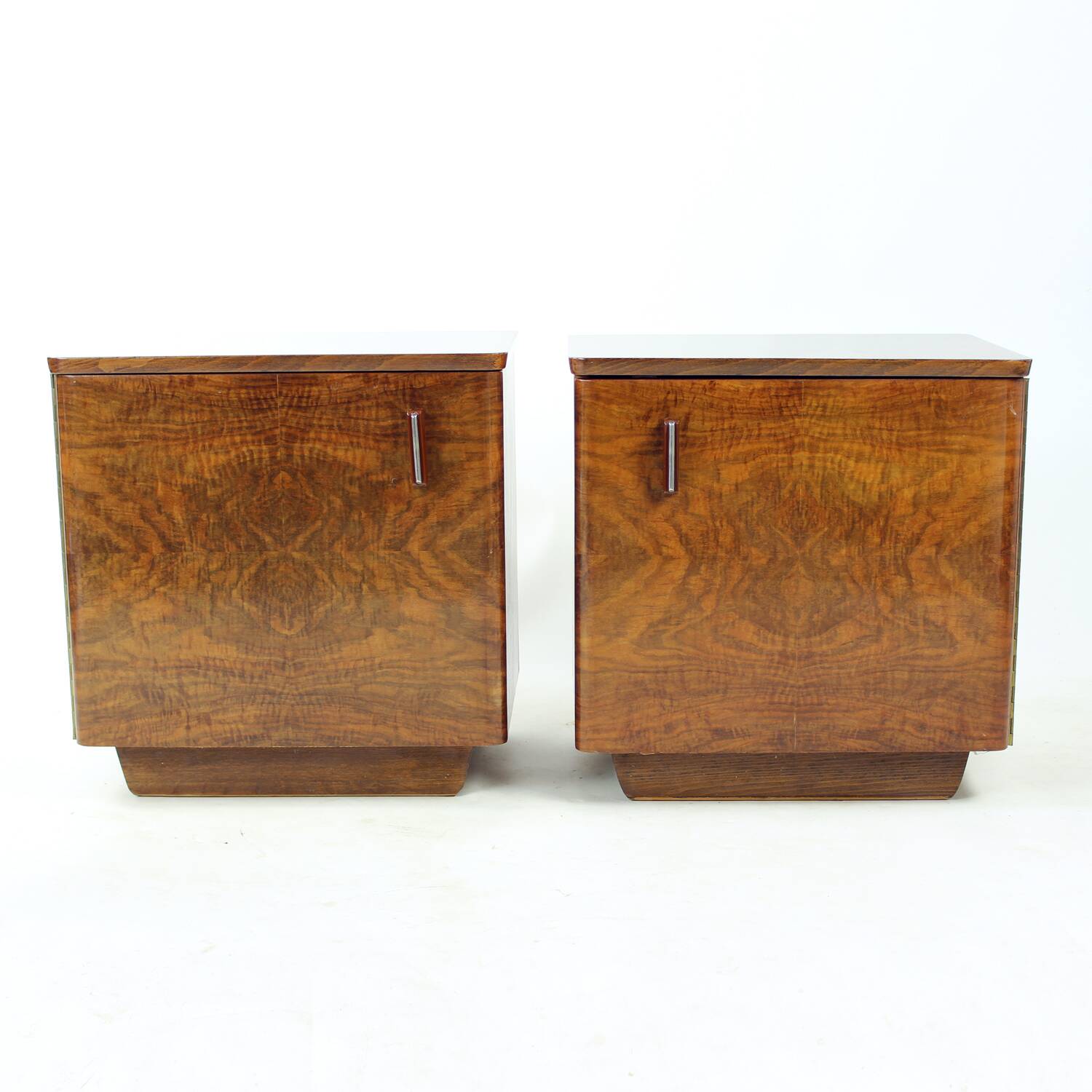 Tables de chevet cubiques du milieu du siècle en noyer, Tchécoslovaquie, années 1960, lot de 2