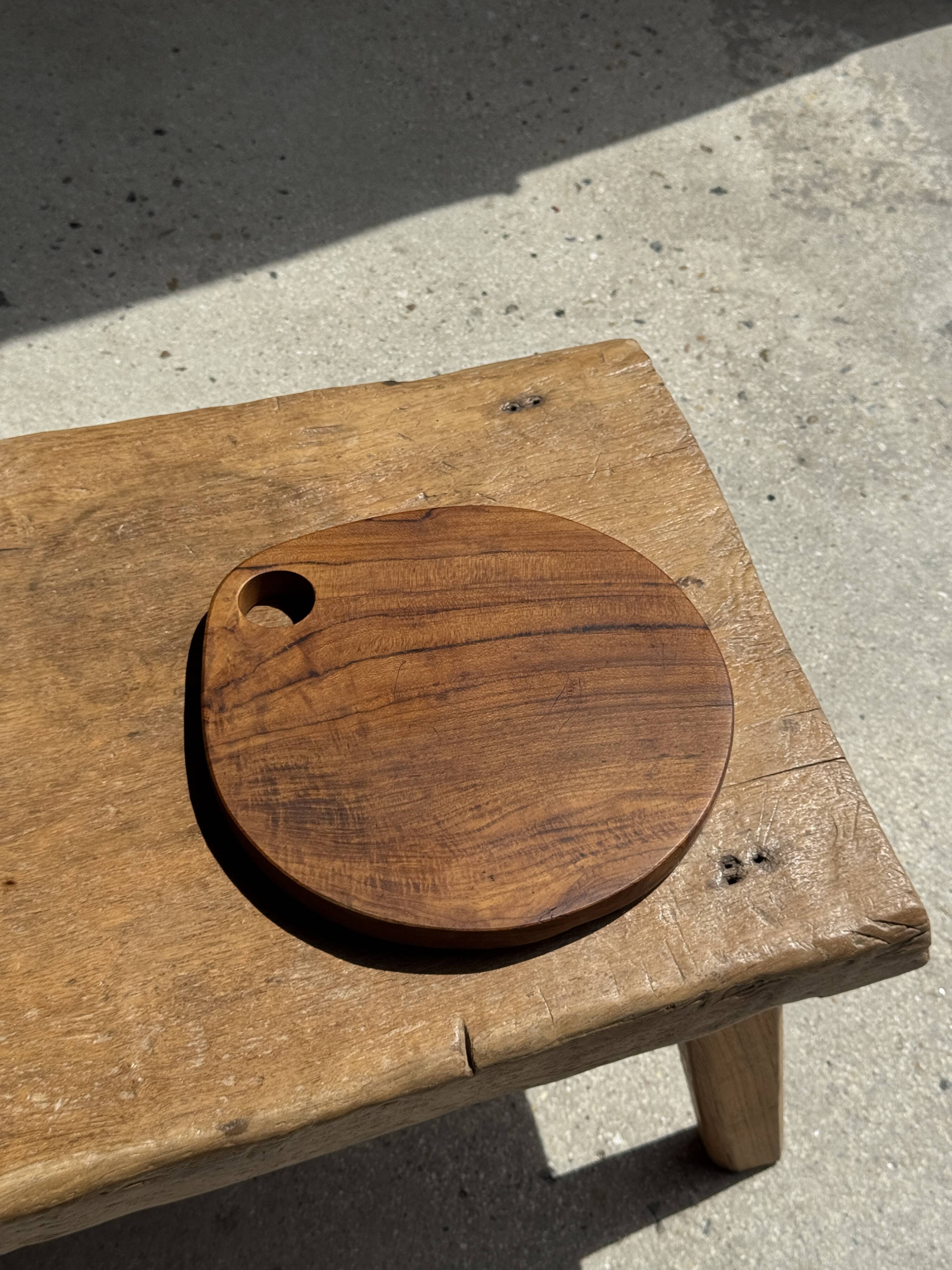 Average circular teak monoxyle chopping board with handle 26 x 18.